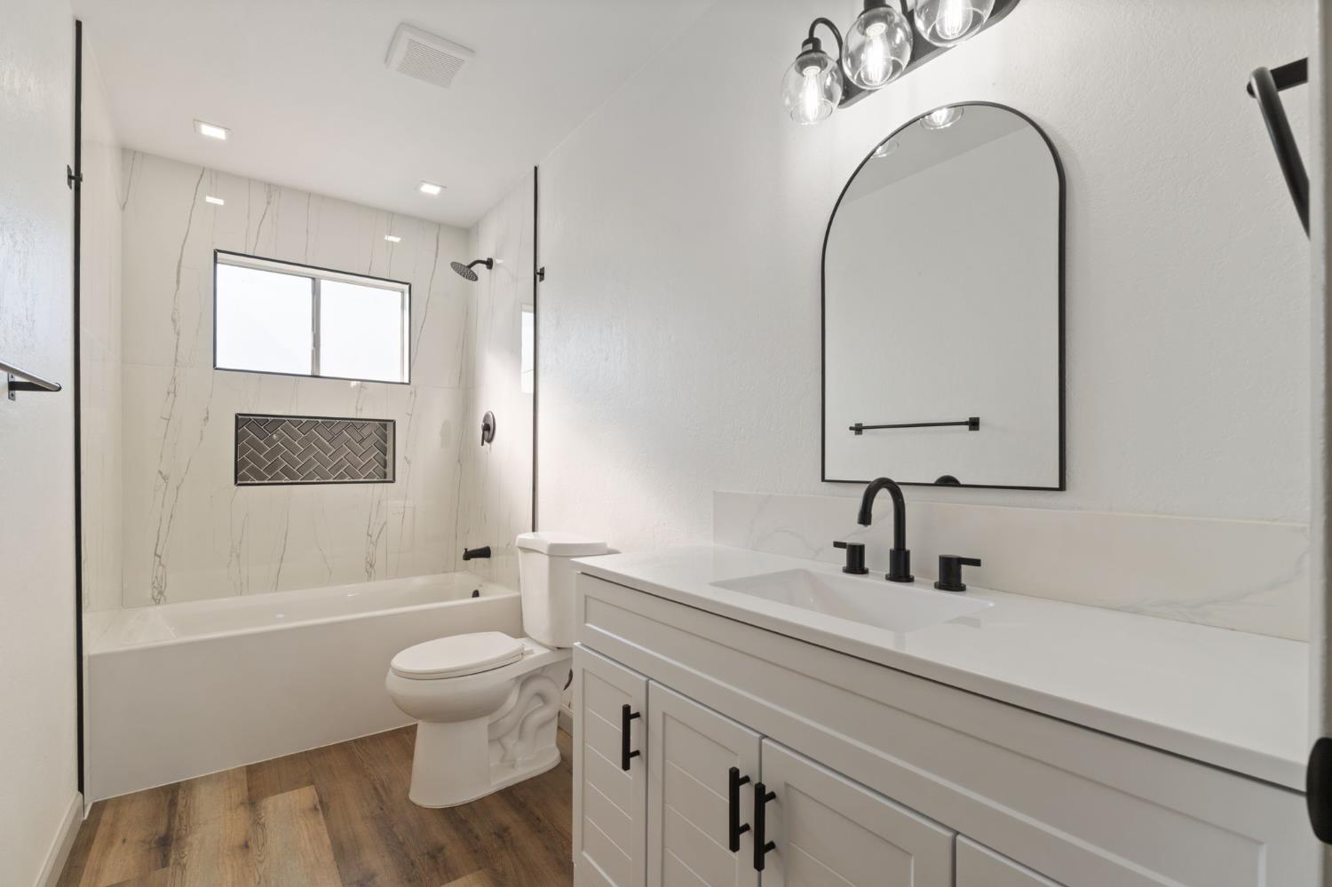 24 Sunnyside Ave, Clovis, CA 93611