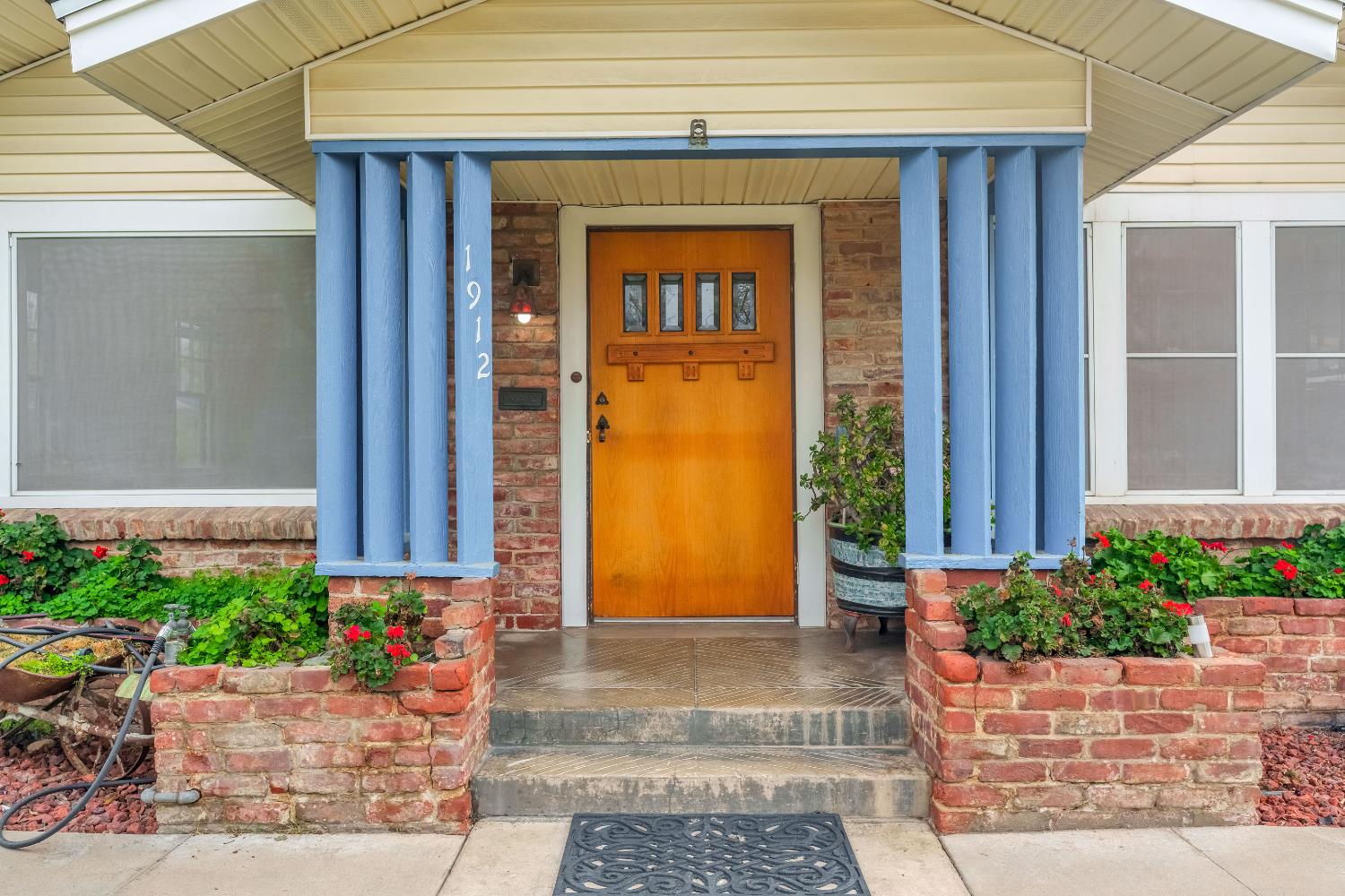 1912 N Vagedes Ave, Fresno, CA 93705