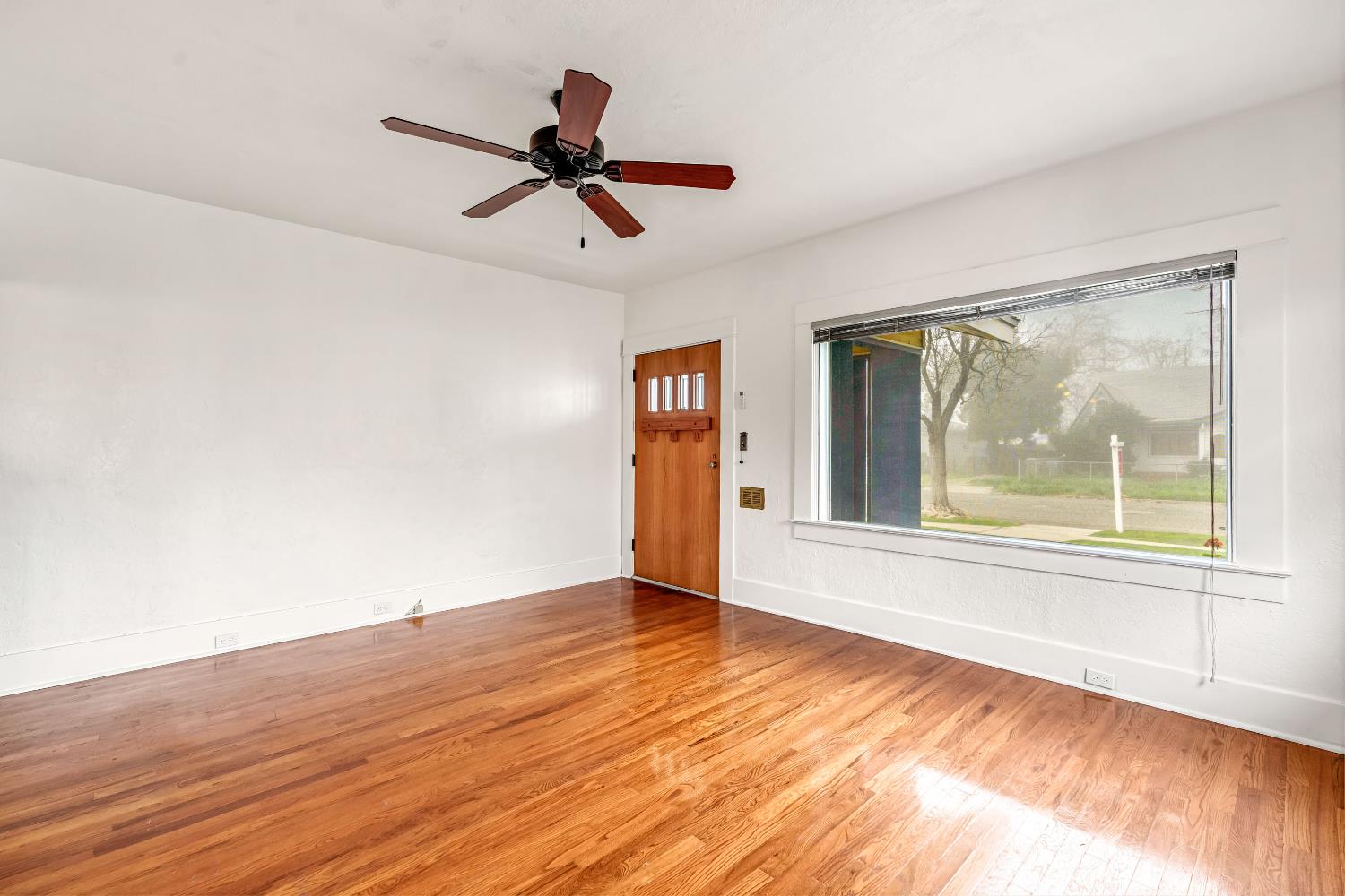 1912 N Vagedes Ave, Fresno, CA 93705