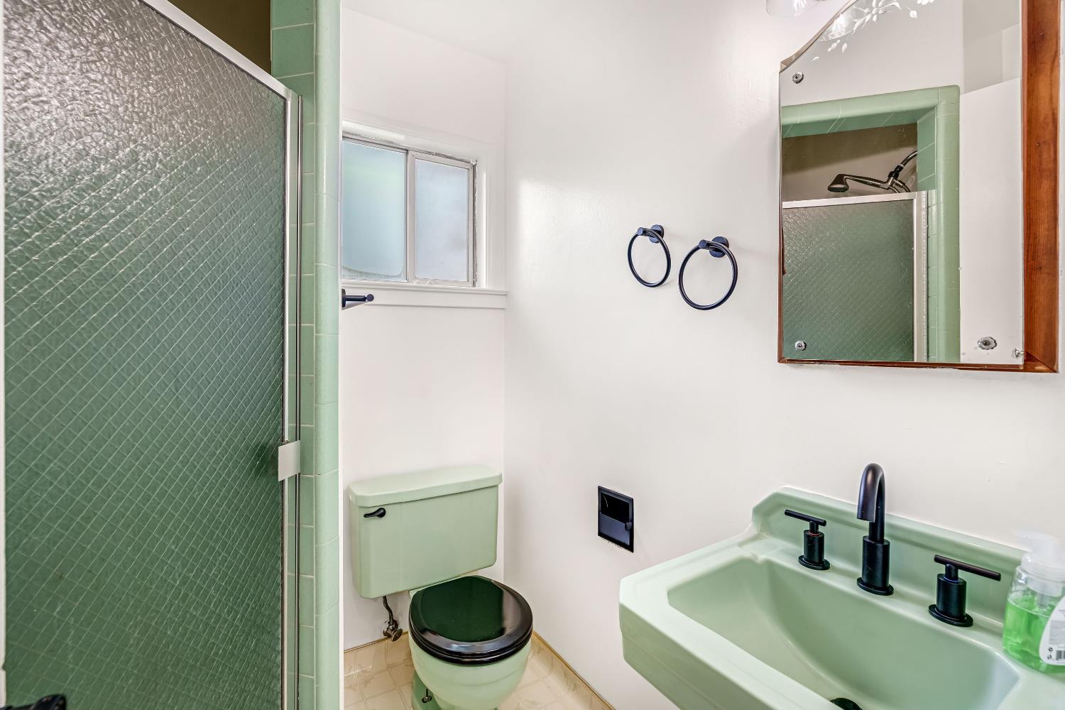 1912 N Vagedes Ave, Fresno, CA 93705