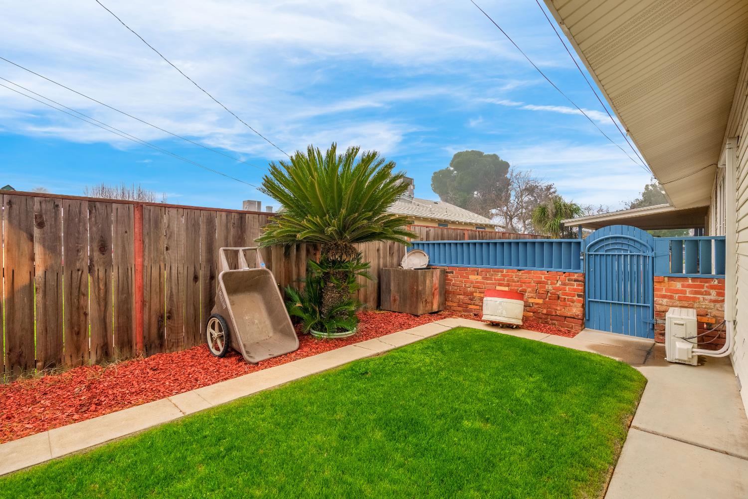 1912 N Vagedes Ave, Fresno, CA 93705