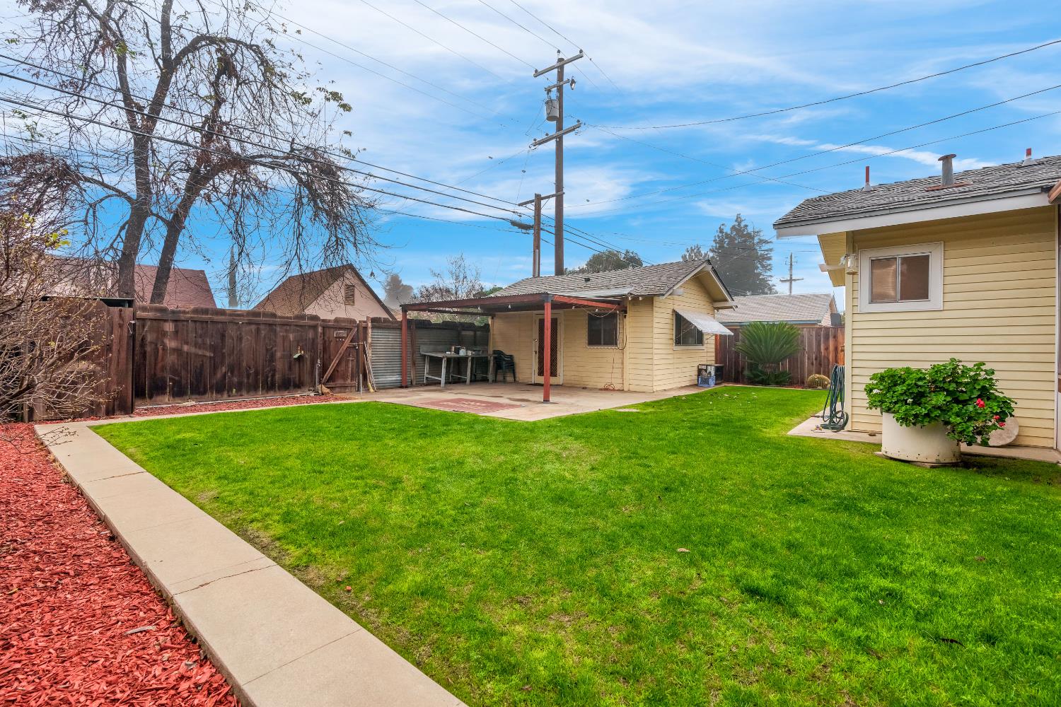 1912 N Vagedes Ave, Fresno, CA 93705