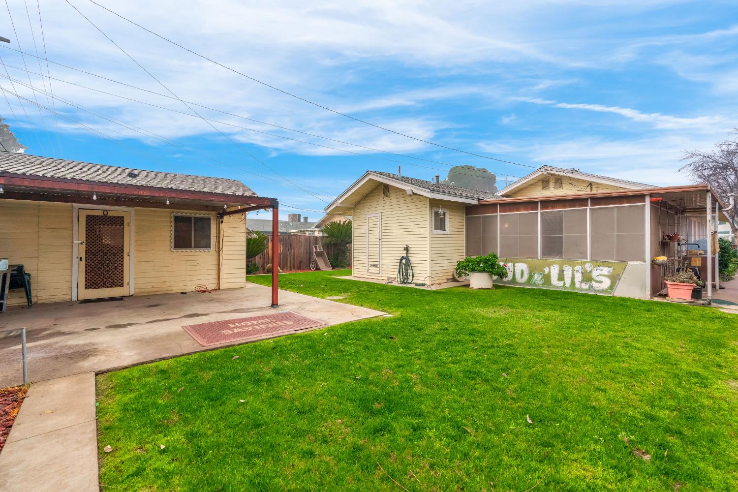 1912 N Vagedes Ave, Fresno, CA 93705