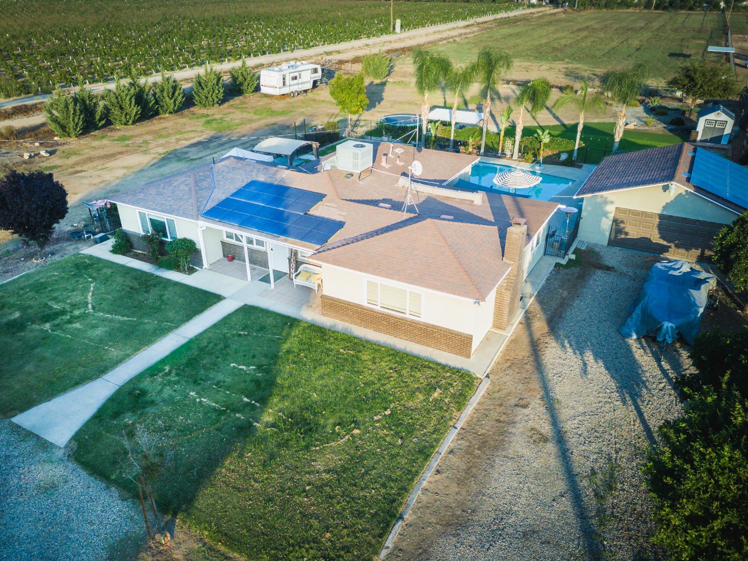 1454 N Mccall Ave, Sanger, CA 93657