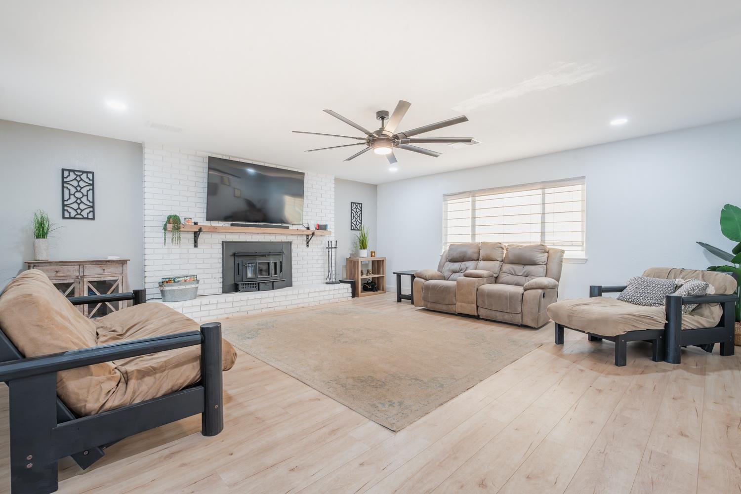 1454 N Mccall Ave, Sanger, CA 93657