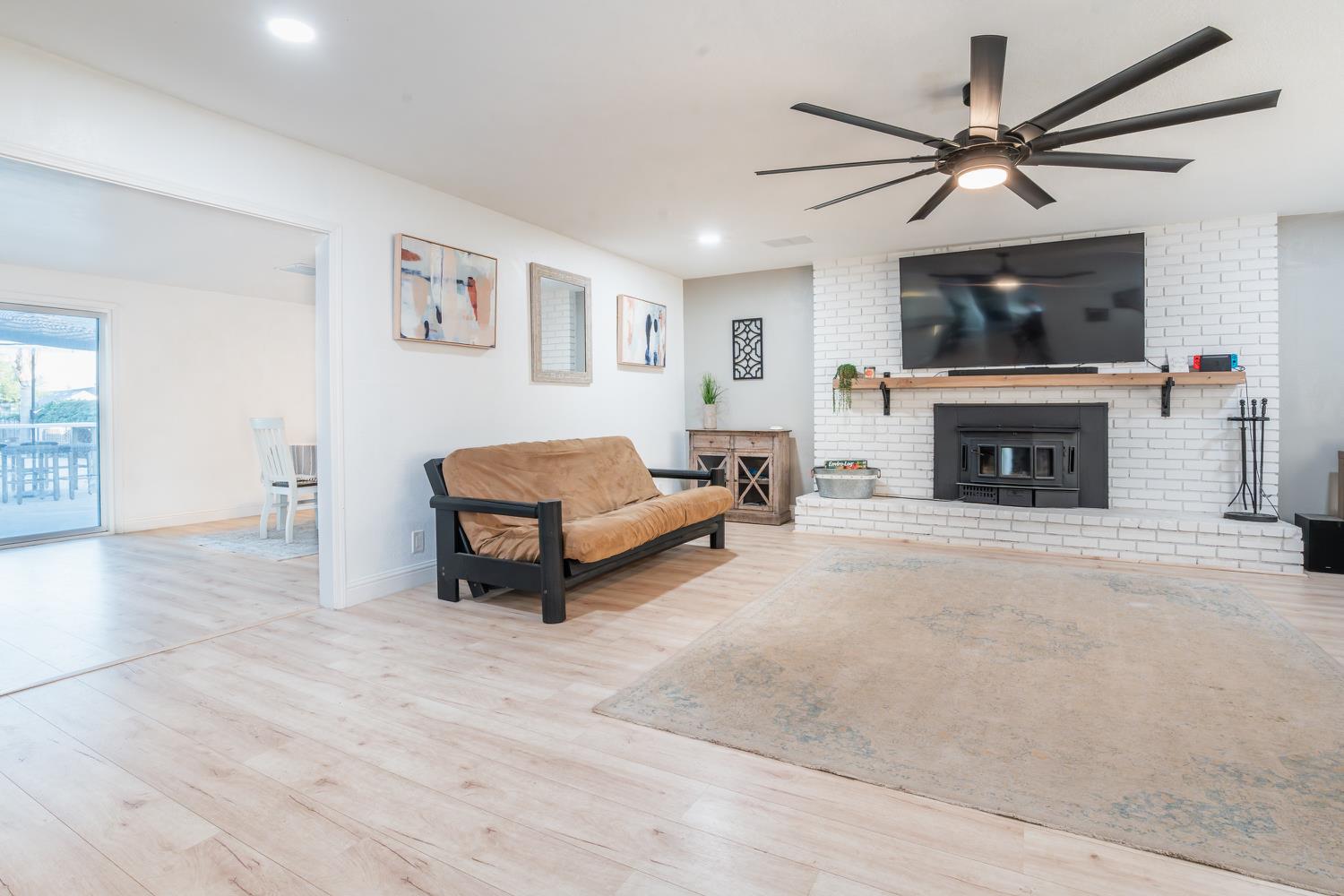 1454 N Mccall Ave, Sanger, CA 93657