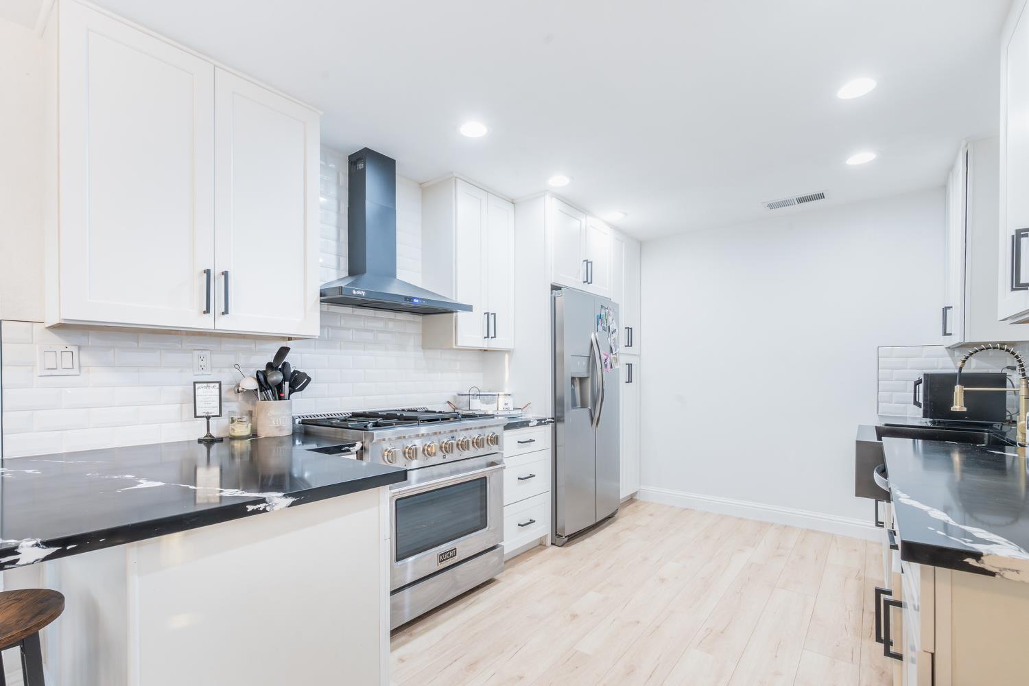 1454 N Mccall Ave, Sanger, CA 93657