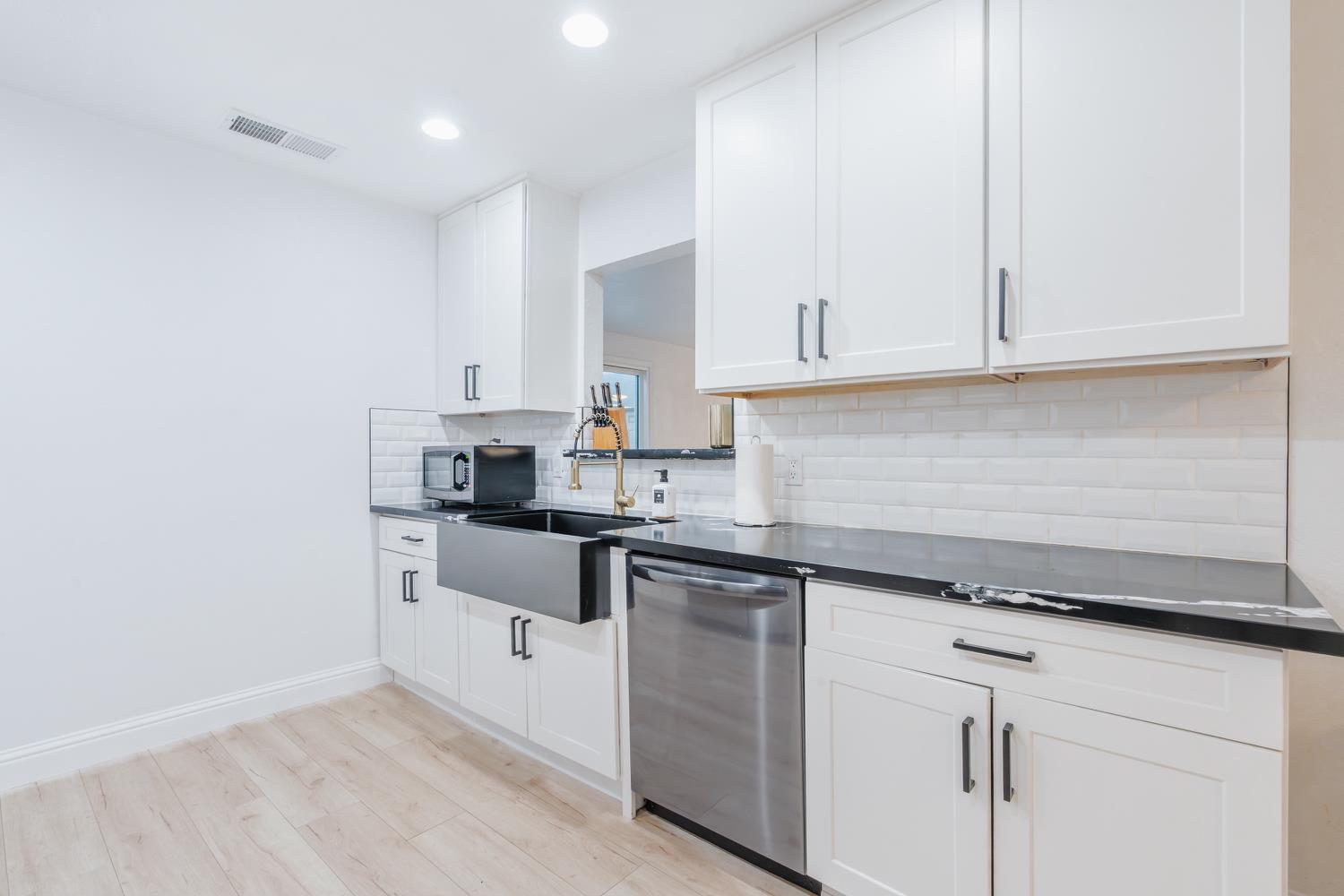 1454 N Mccall Ave, Sanger, CA 93657