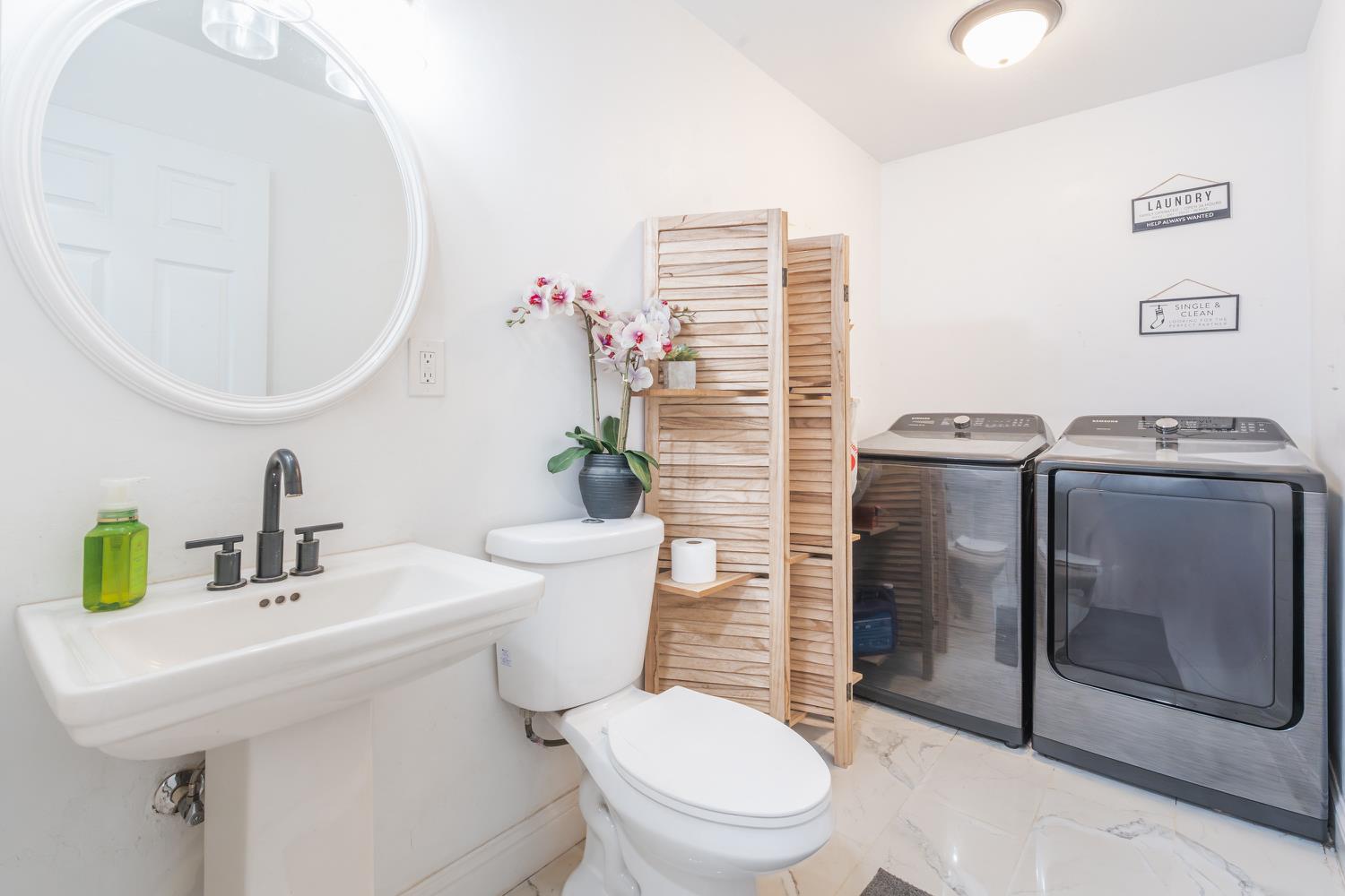 1454 N Mccall Ave, Sanger, CA 93657