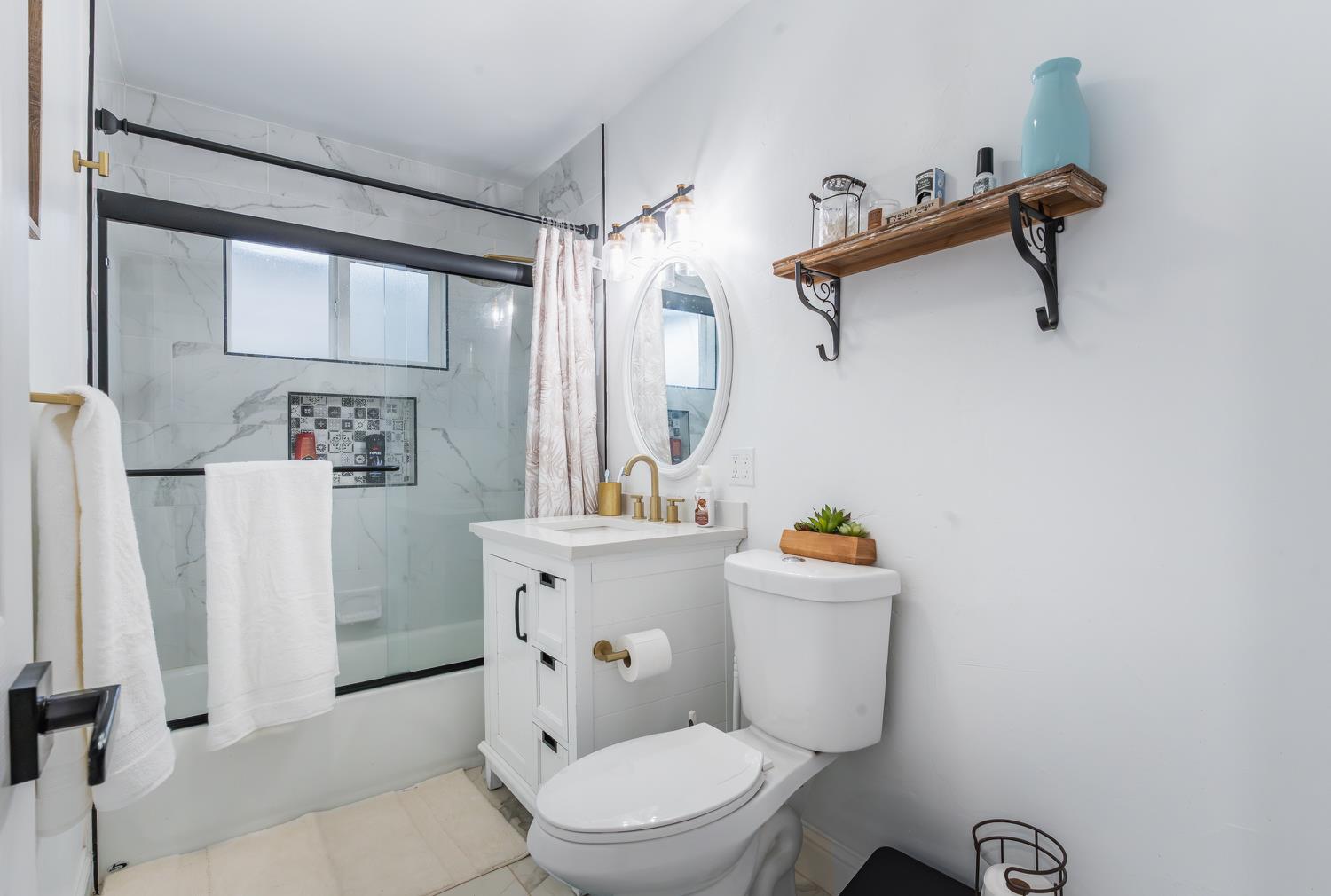 1454 N Mccall Ave, Sanger, CA 93657