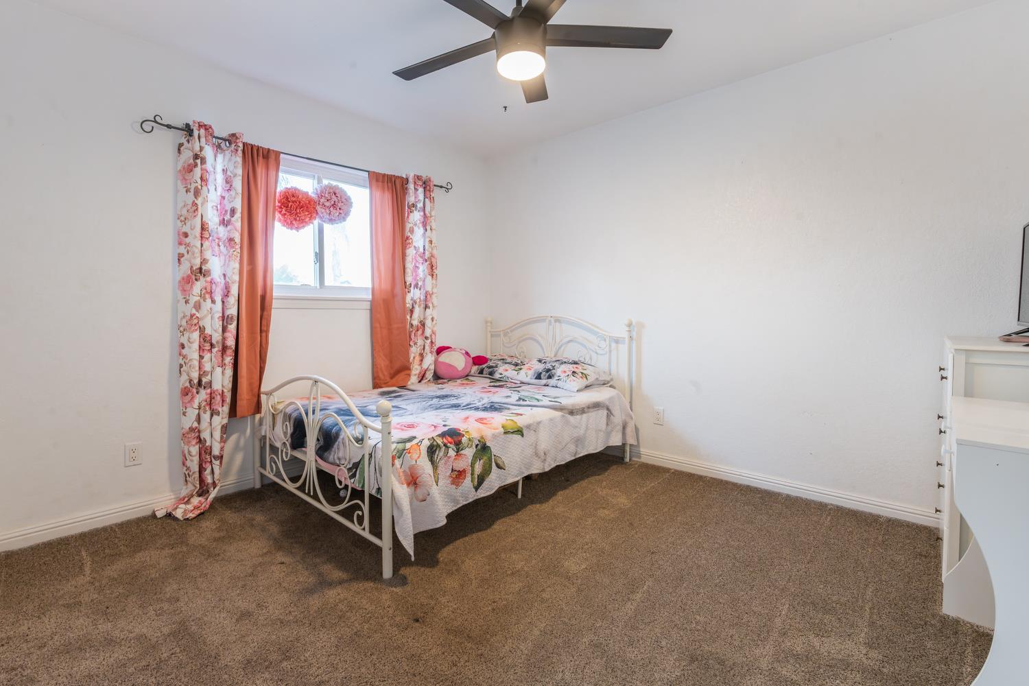 1454 N Mccall Ave, Sanger, CA 93657