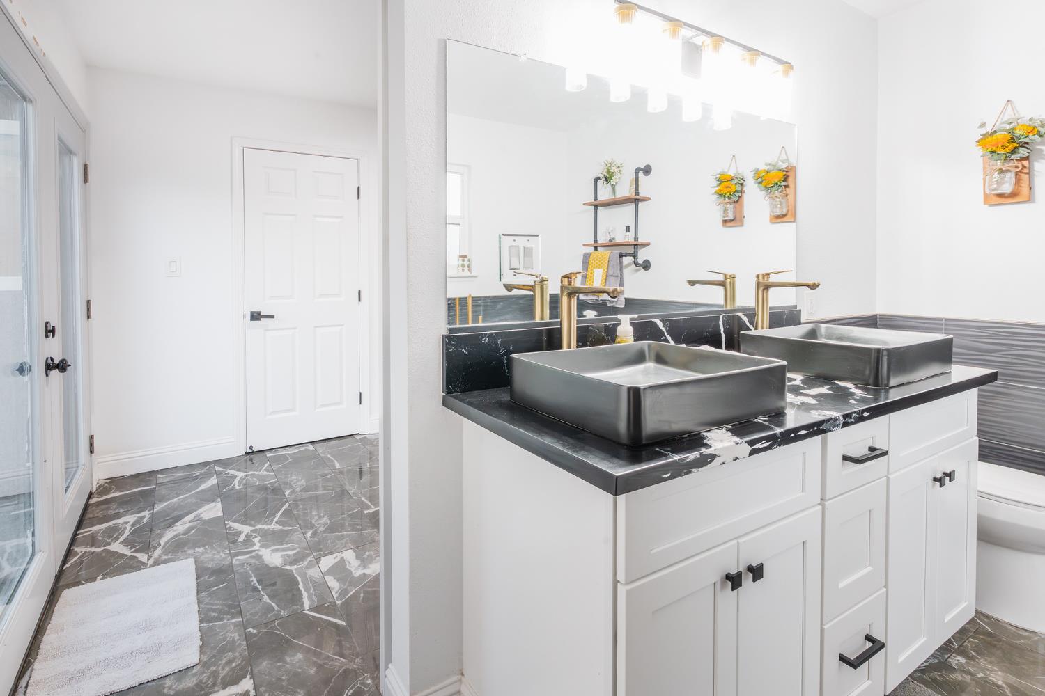 1454 N Mccall Ave, Sanger, CA 93657