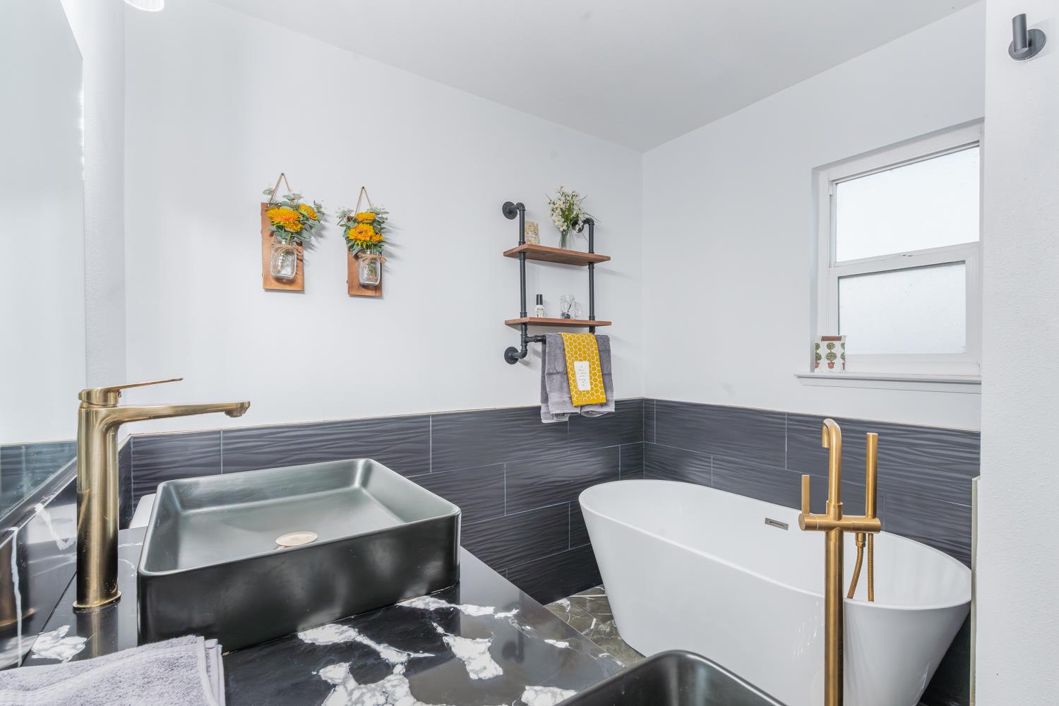 1454 N Mccall Ave, Sanger, CA 93657