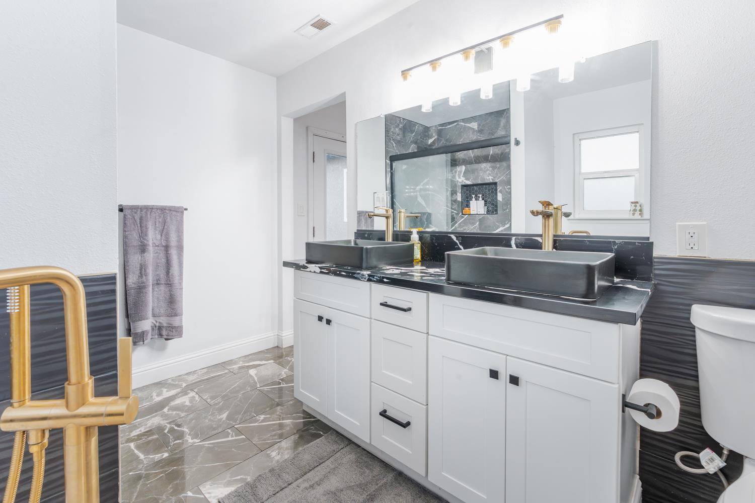 1454 N Mccall Ave, Sanger, CA 93657