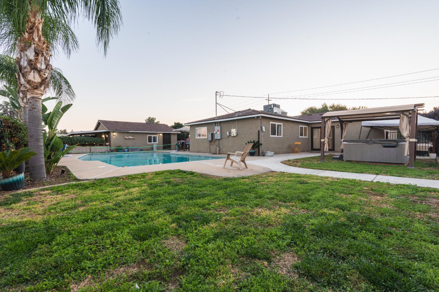 1454 N Mccall Ave, Sanger, CA 93657