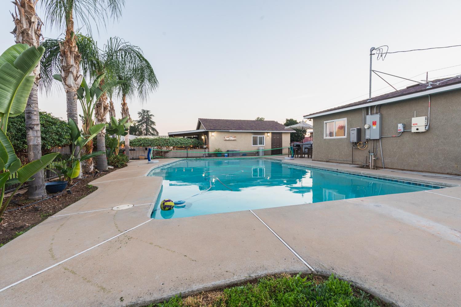 1454 N Mccall Ave, Sanger, CA 93657