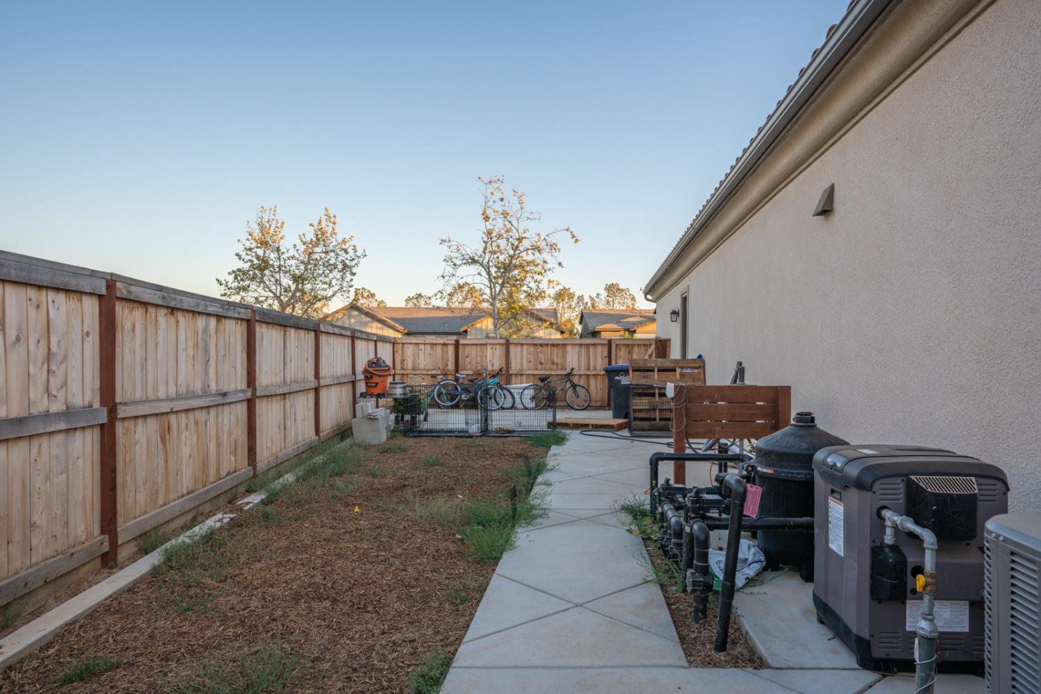 1053 Beaver Pond, Madera, CA 93636