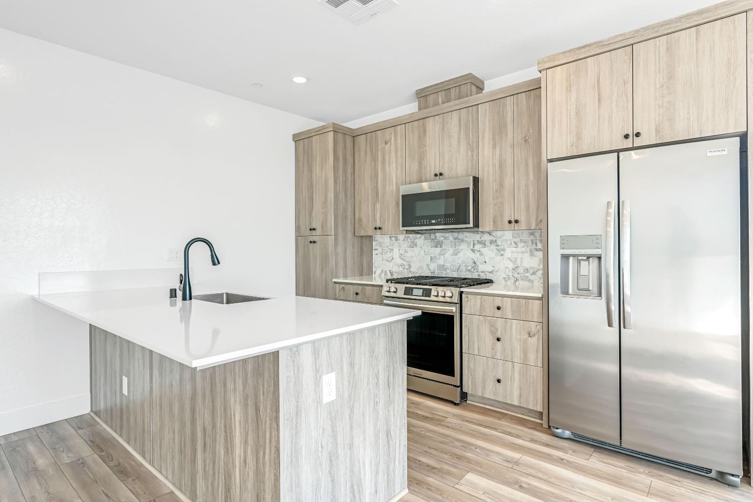 554 W Mahogany Ln, Clovis, CA 93611