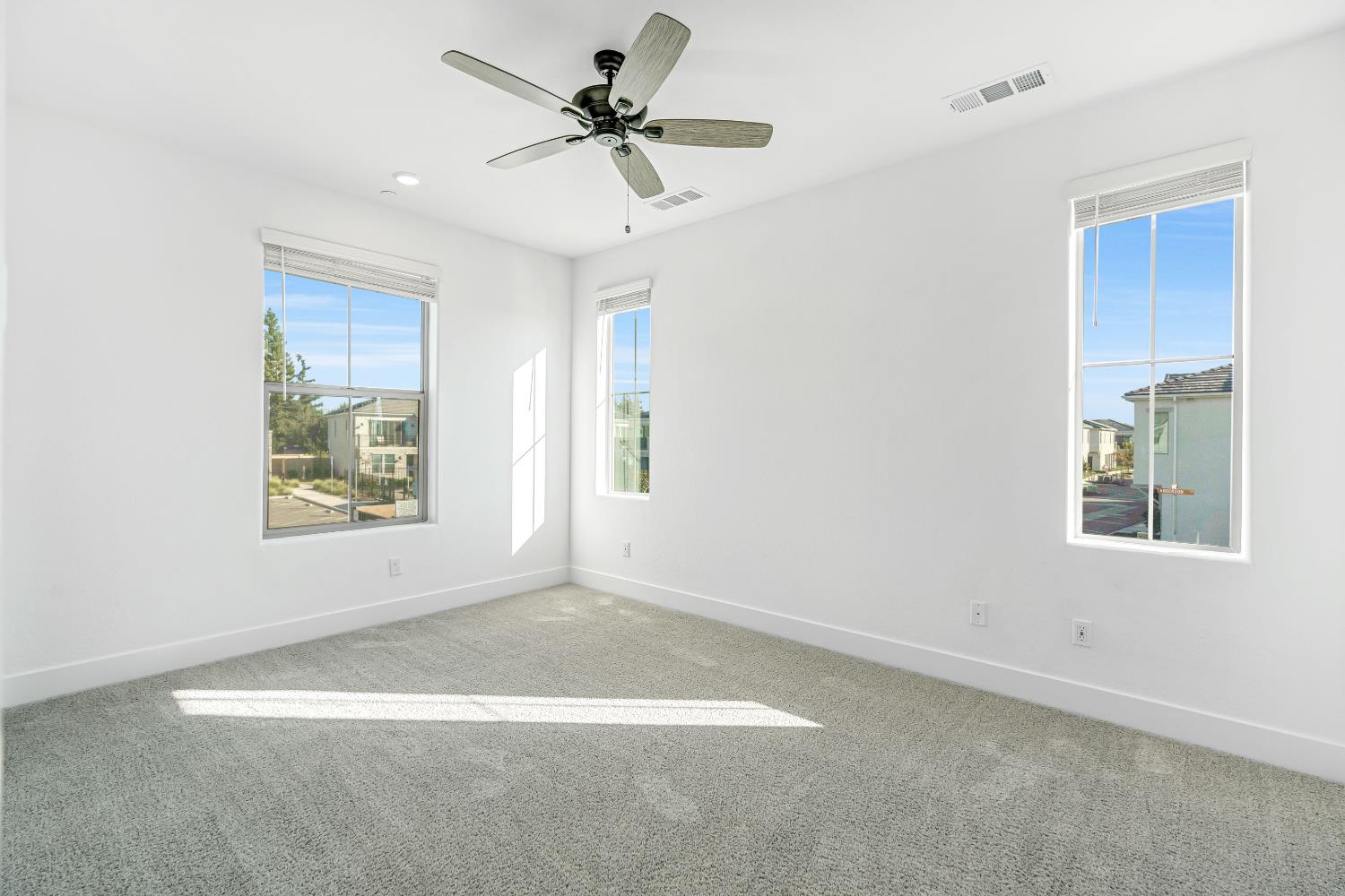 554 W Mahogany Ln, Clovis, CA 93611