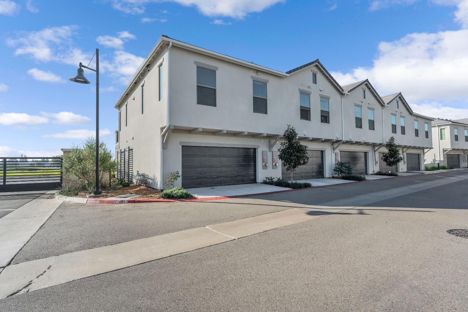 554 W Mahogany Ln, Clovis, CA 93611