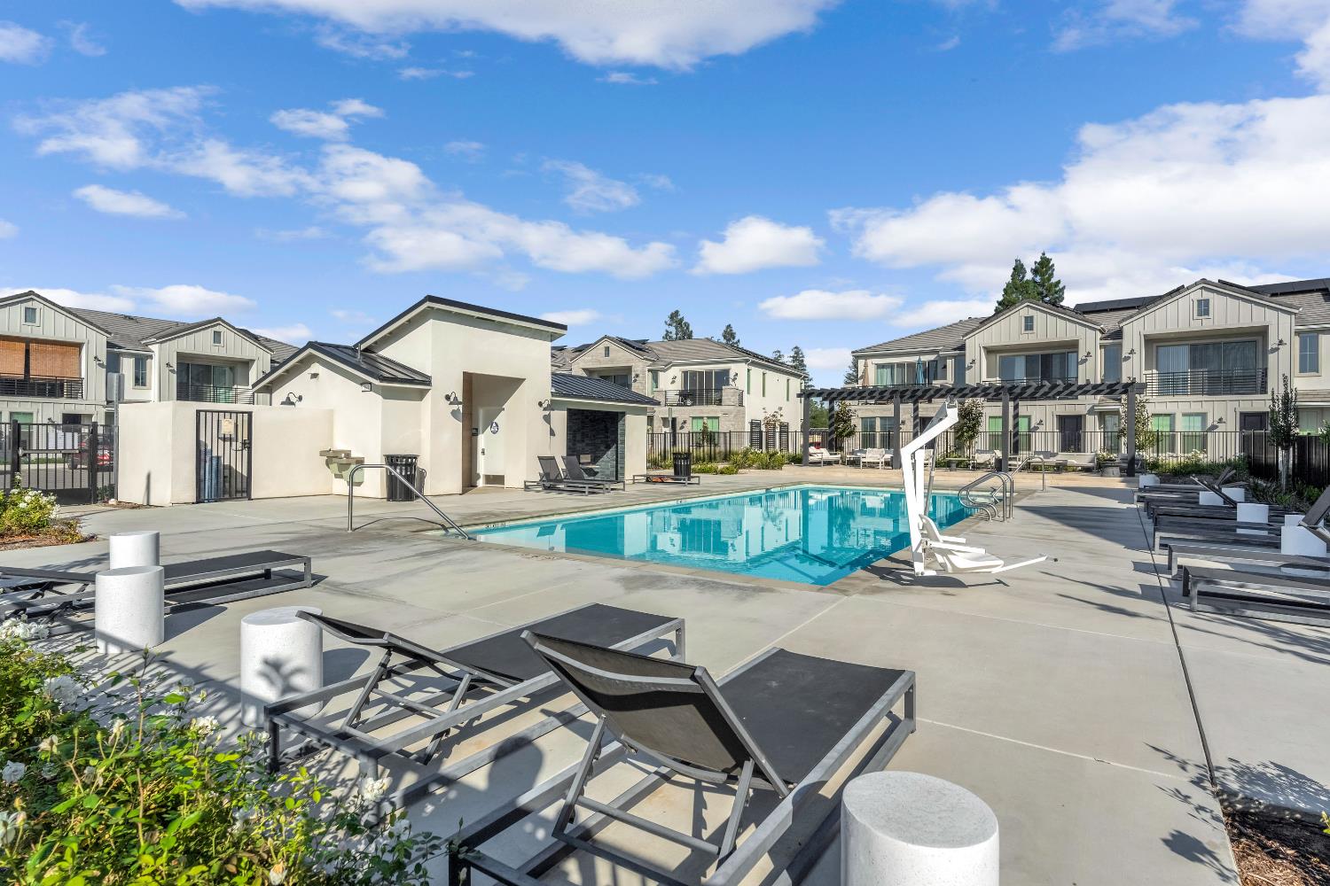 554 W Mahogany Ln, Clovis, CA 93611