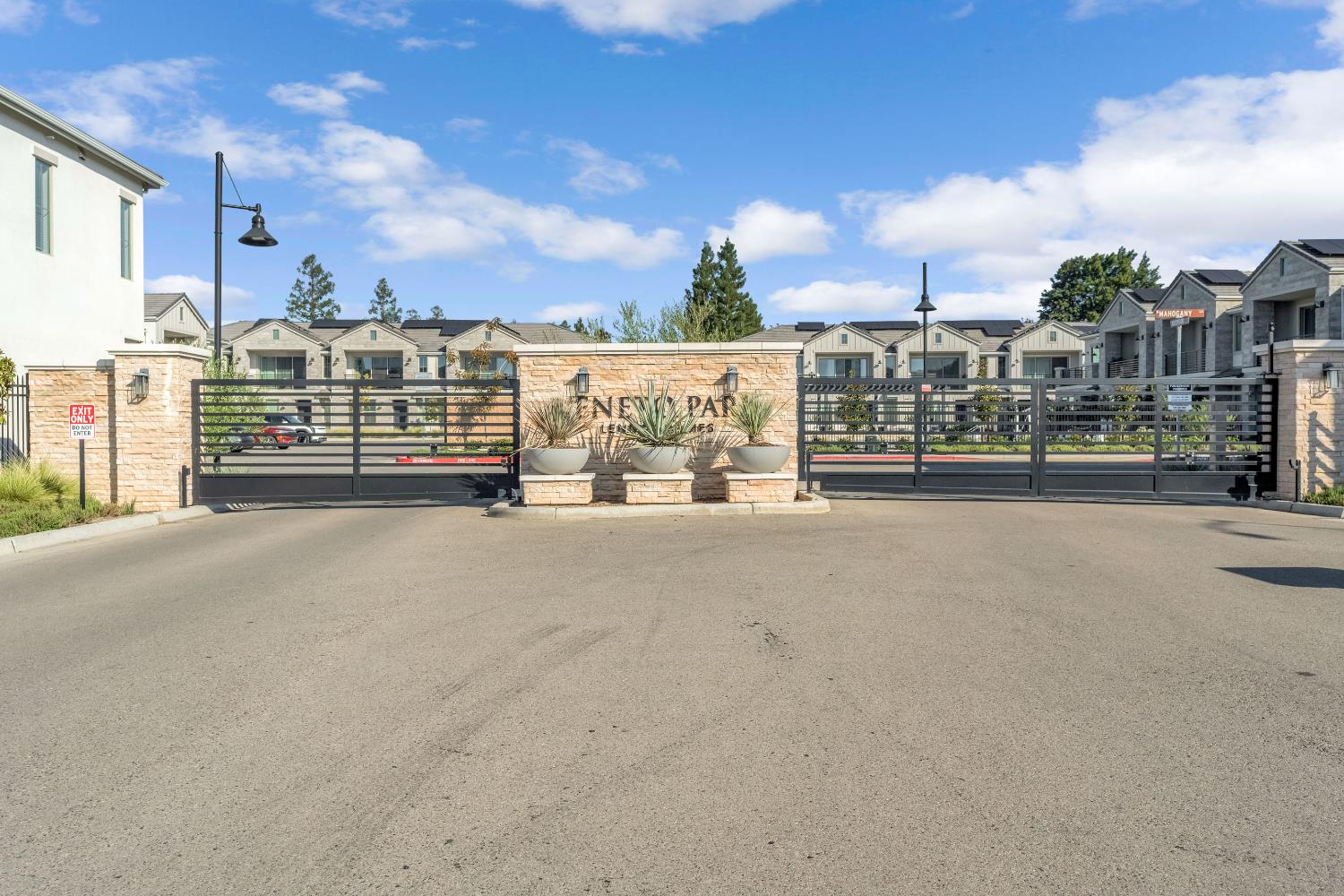 554 W Mahogany Ln, Clovis, CA 93611