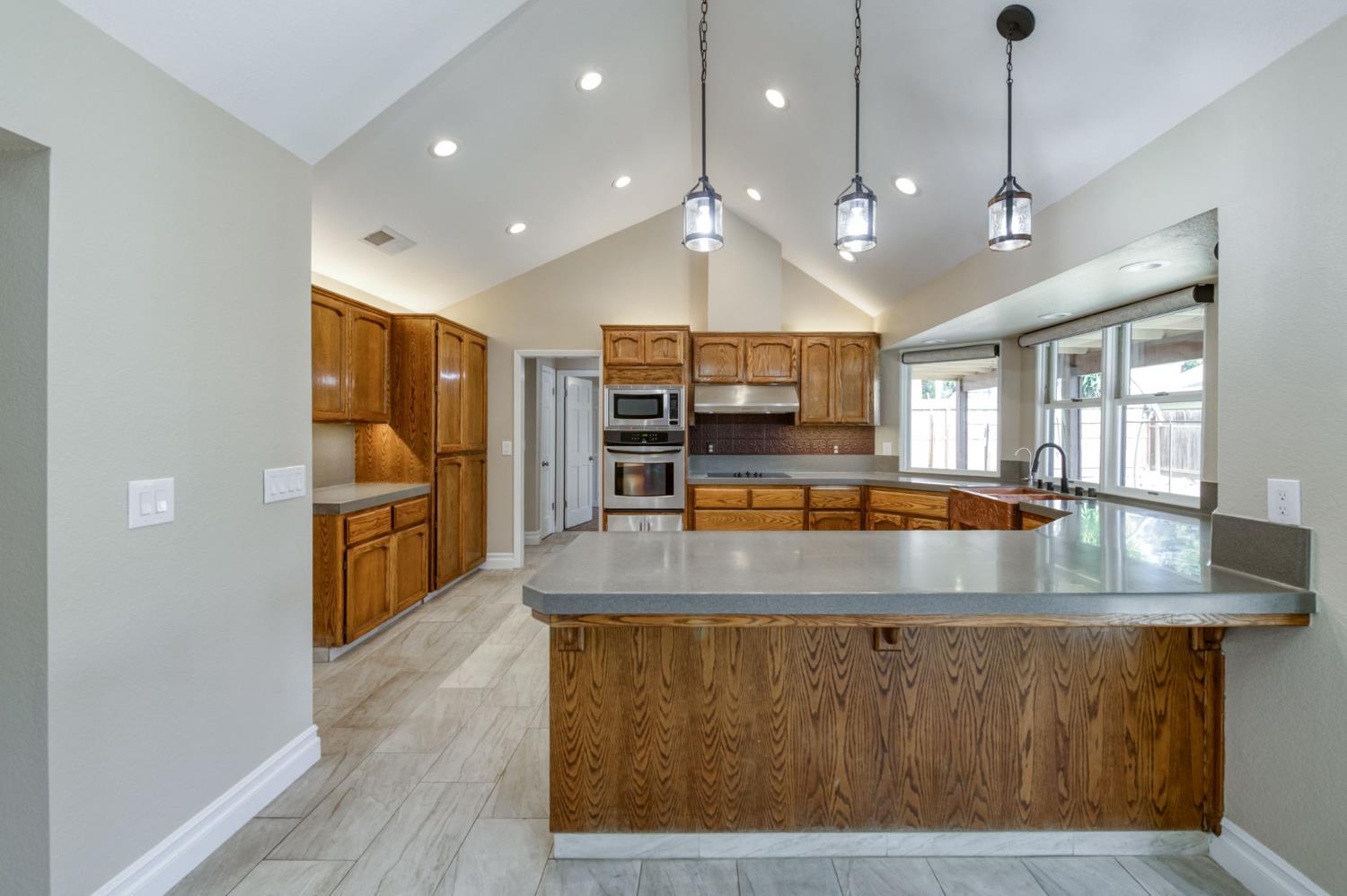 351 W Audubon Dr, Fresno, CA 93711