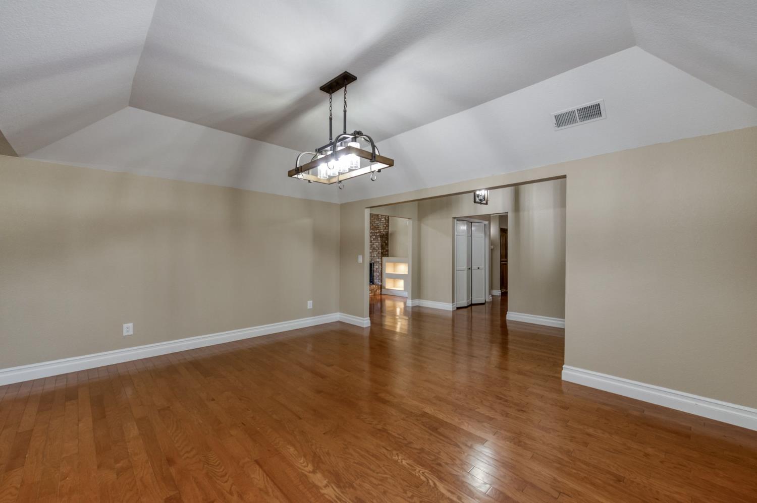 351 W Audubon Dr, Fresno, CA 93711