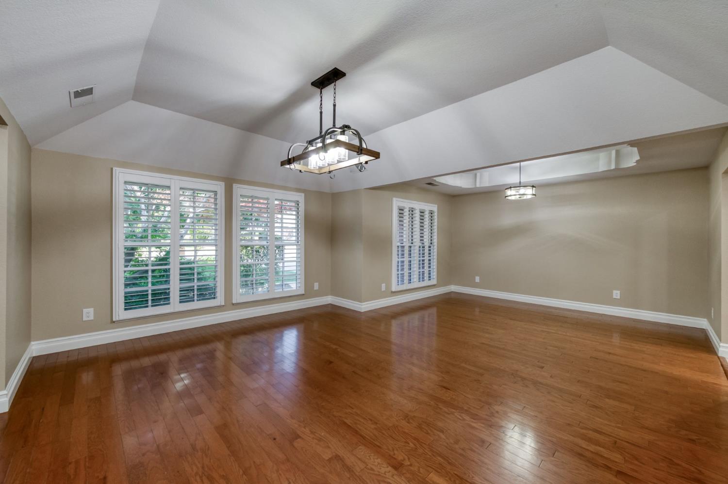 351 W Audubon Dr, Fresno, CA 93711