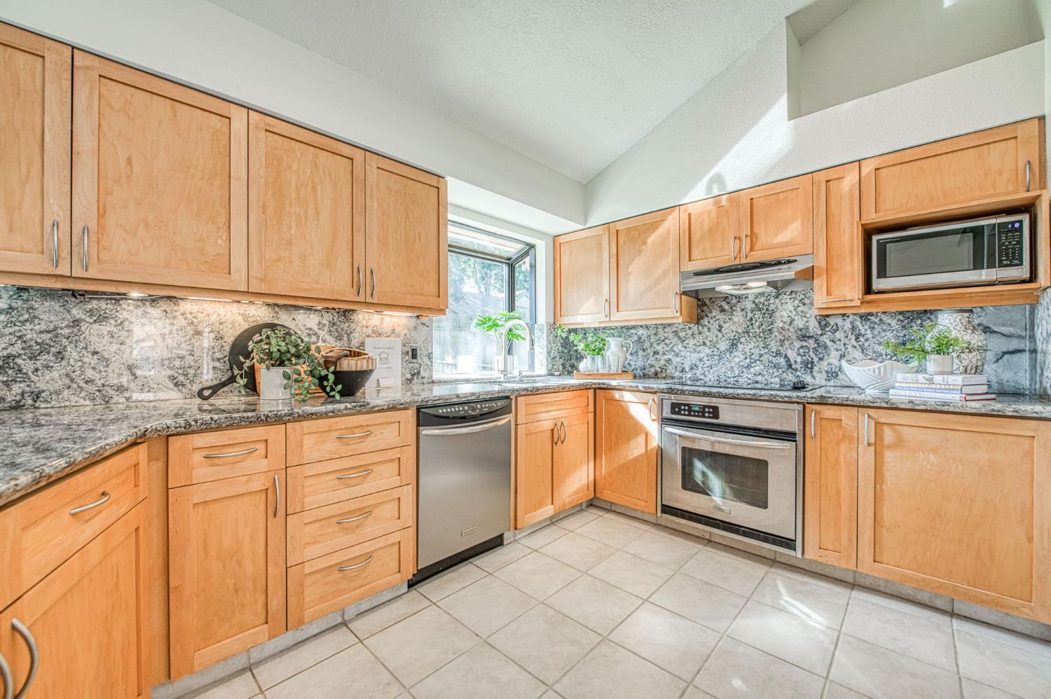 1653 E Cole Ave, Fresno, CA 93720