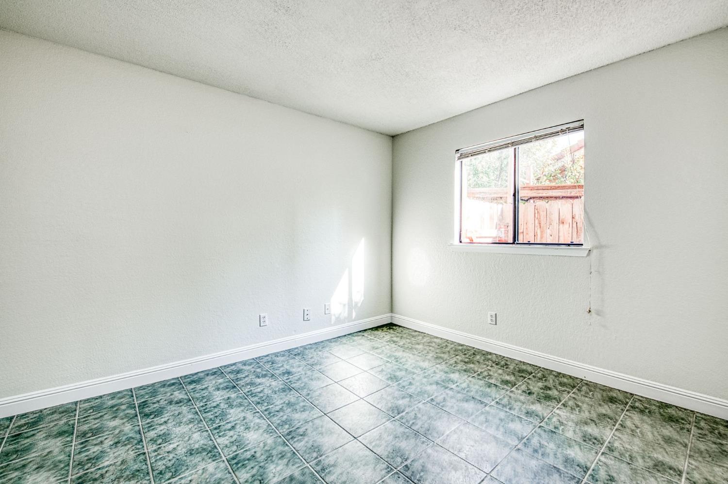 1653 E Cole Ave, Fresno, CA 93720