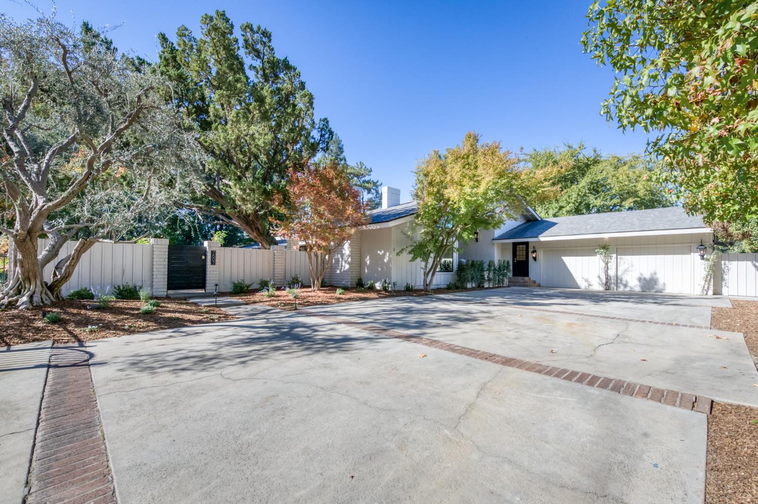 7507 N Laguna Vista Ave, Fresno, CA 93711