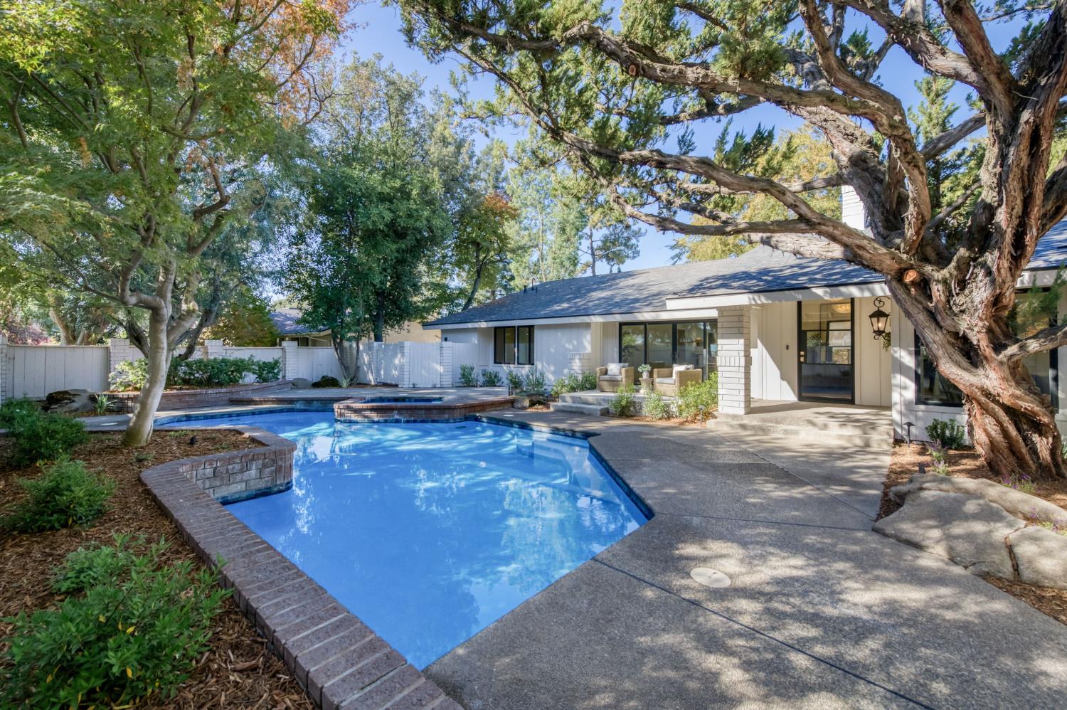 7507 N Laguna Vista Ave, Fresno, CA 93711