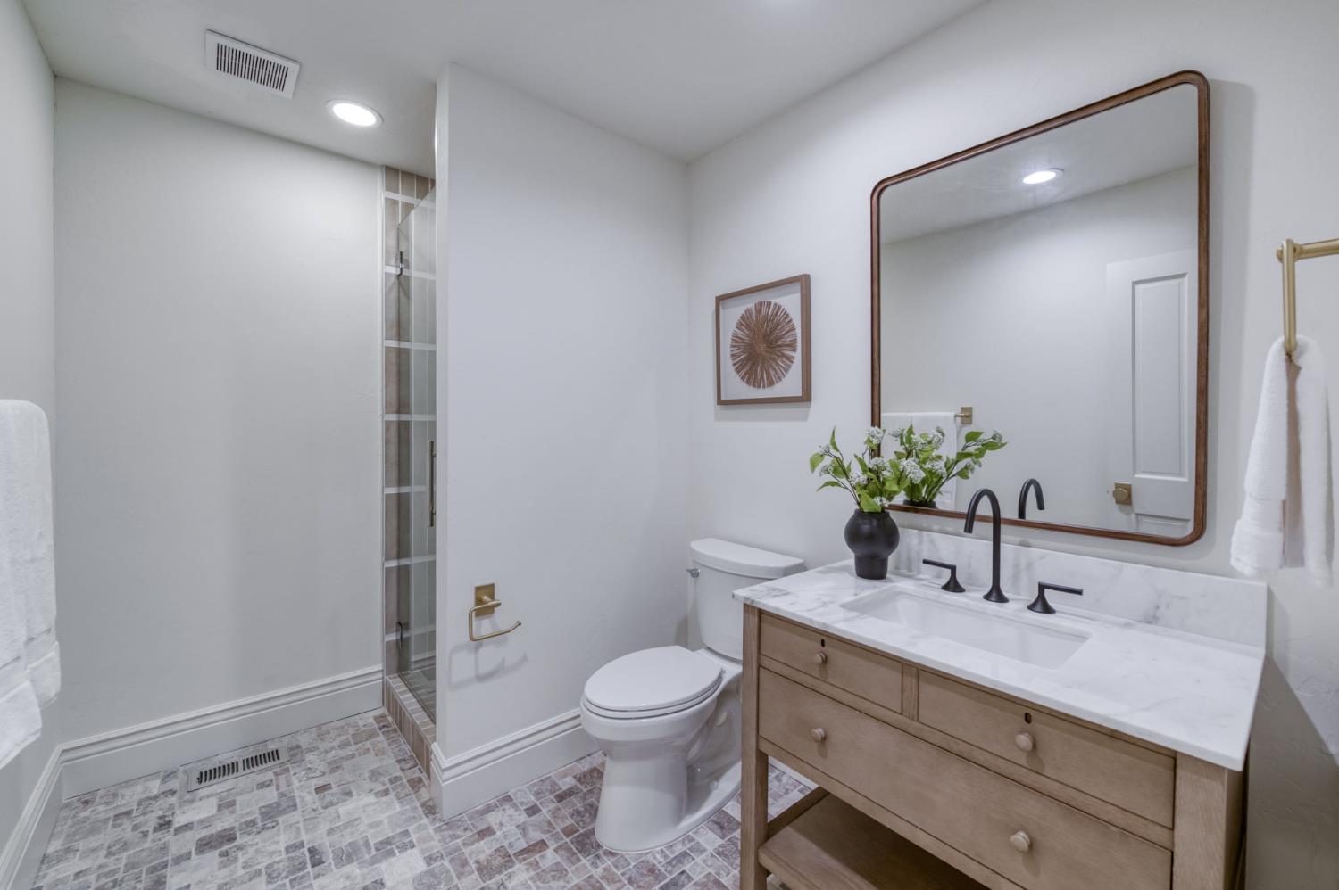 7507 N Laguna Vista Ave, Fresno, CA 93711