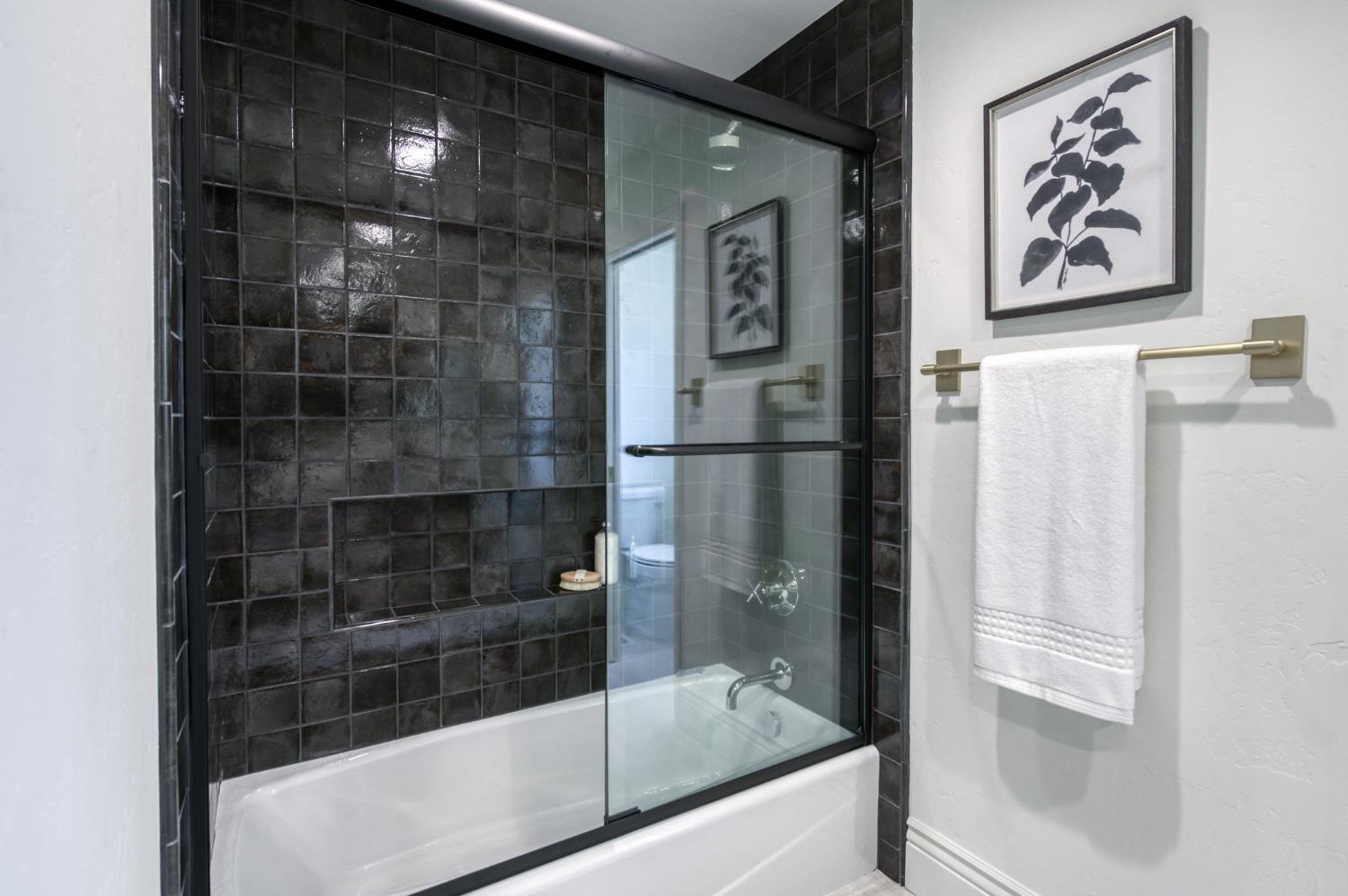 7507 N Laguna Vista Ave, Fresno, CA 93711