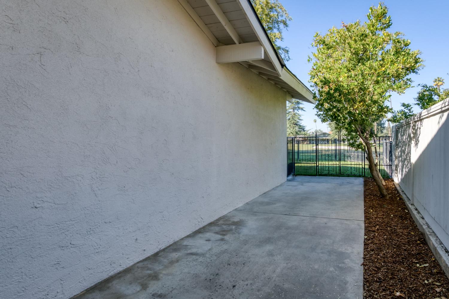 7507 N Laguna Vista Ave, Fresno, CA 93711