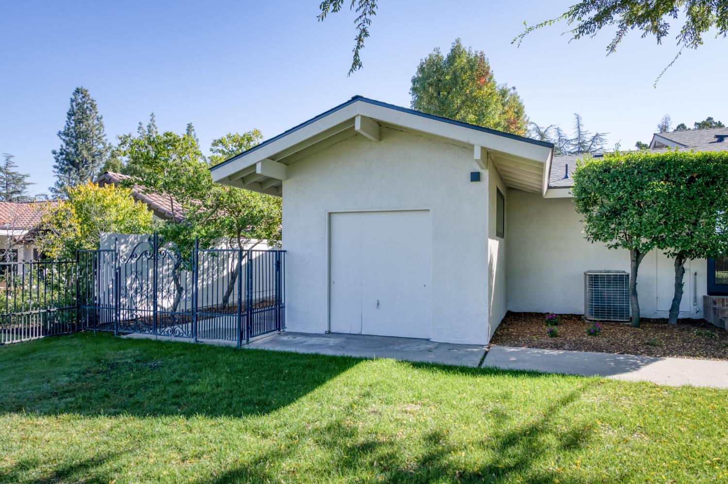 7507 N Laguna Vista Ave, Fresno, CA 93711