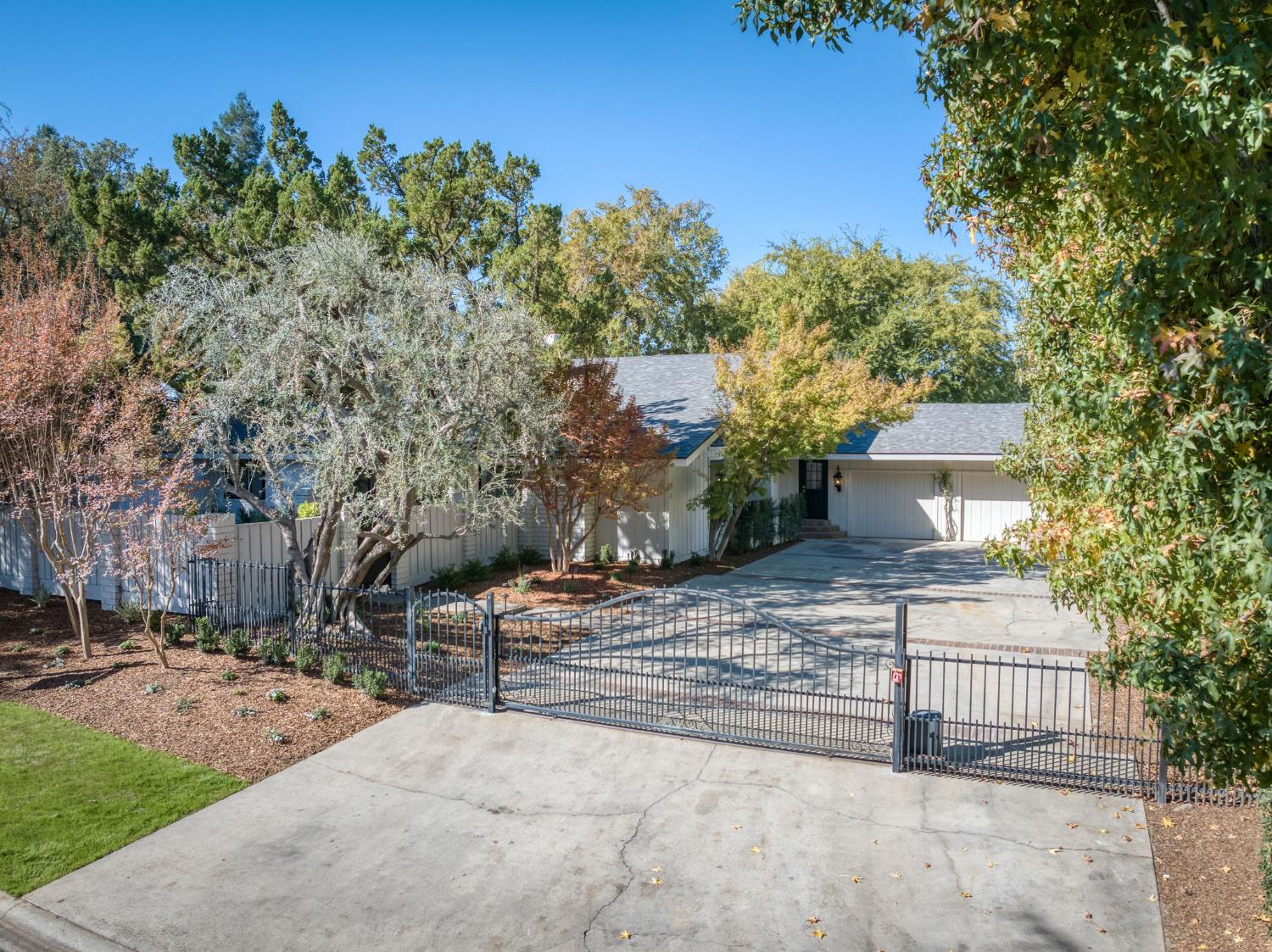 7507 N Laguna Vista Ave, Fresno, CA 93711