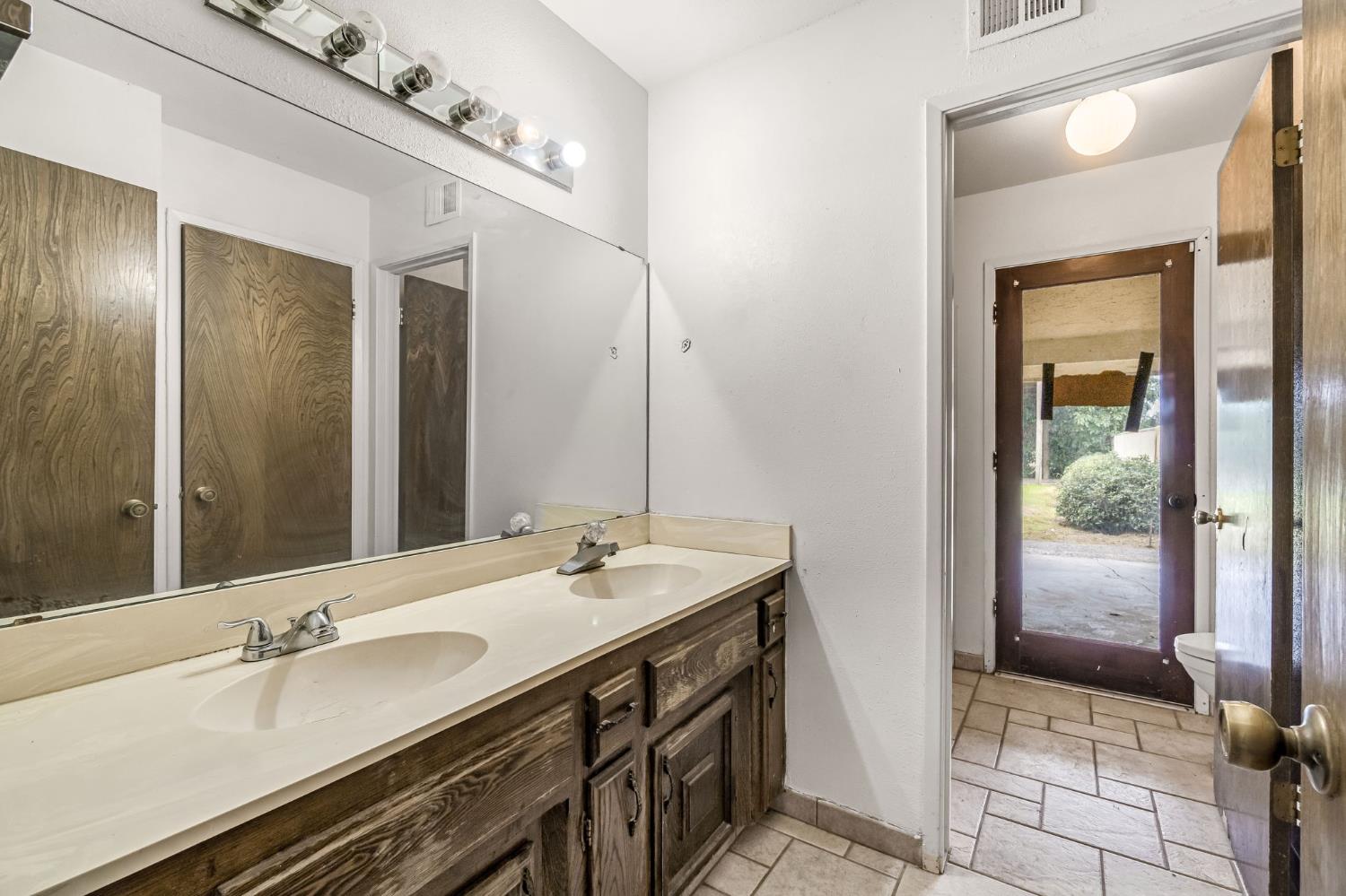 14721 E Tulare Ave, Sanger, CA 93657