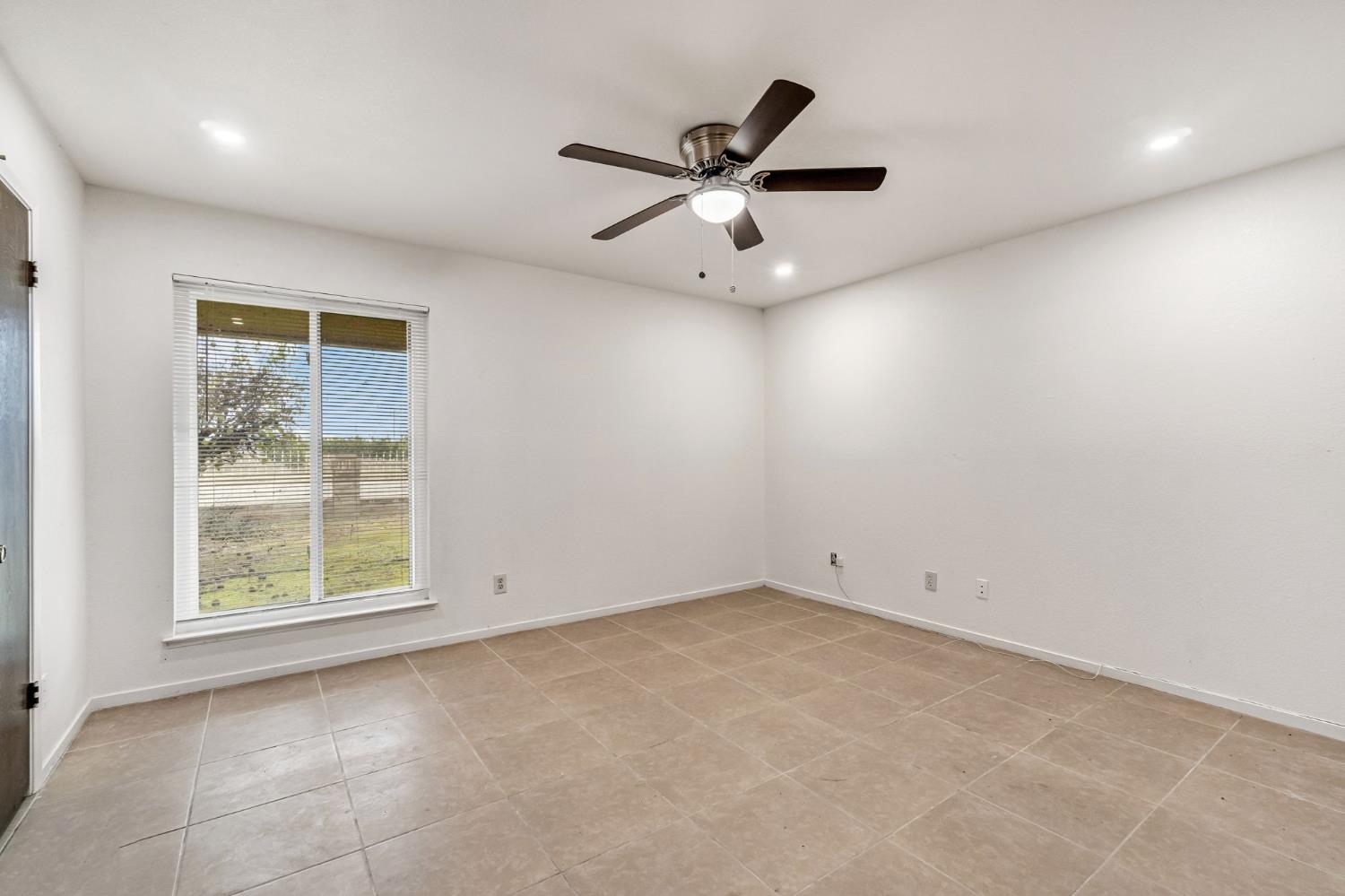 14721 E Tulare Ave, Sanger, CA 93657