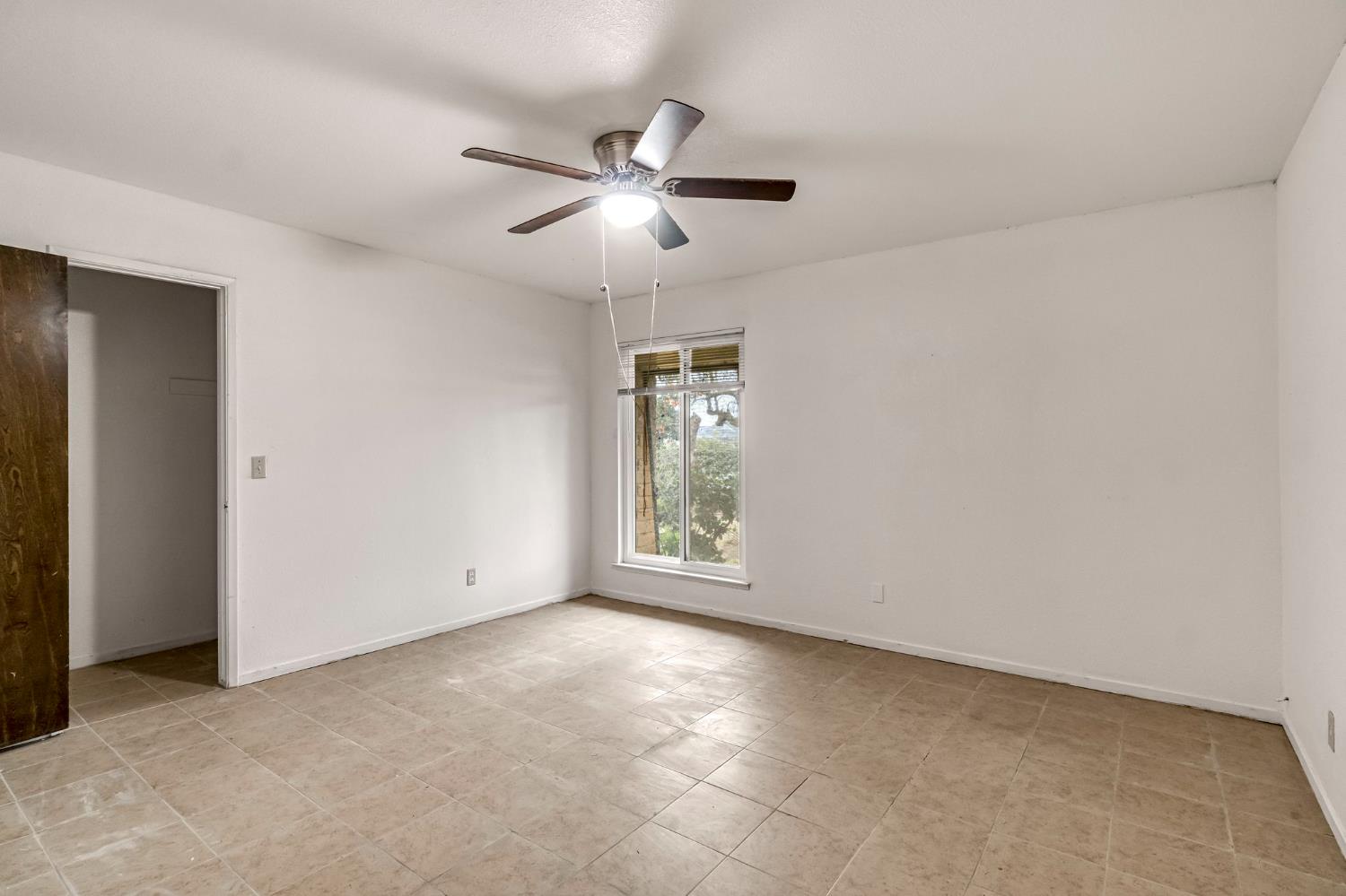 14721 E Tulare Ave, Sanger, CA 93657