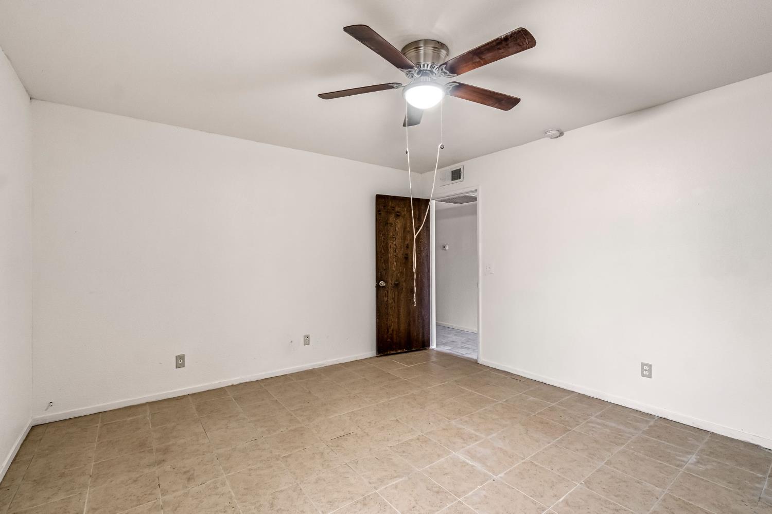 14721 E Tulare Ave, Sanger, CA 93657