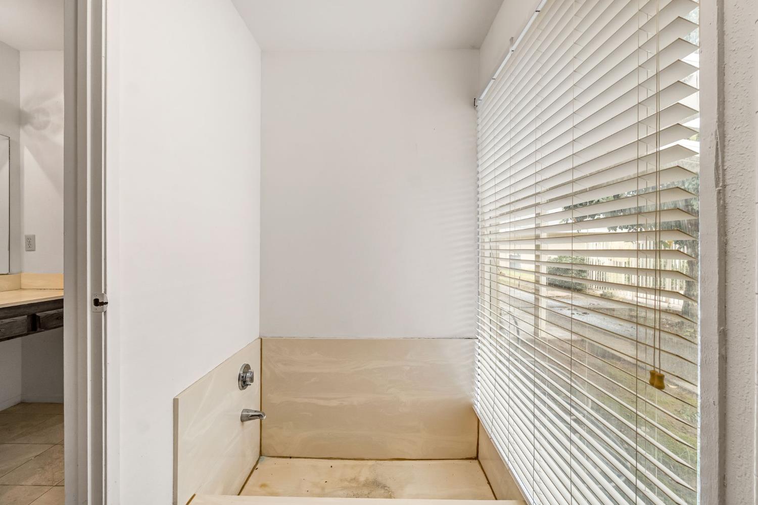 14721 E Tulare Ave, Sanger, CA 93657