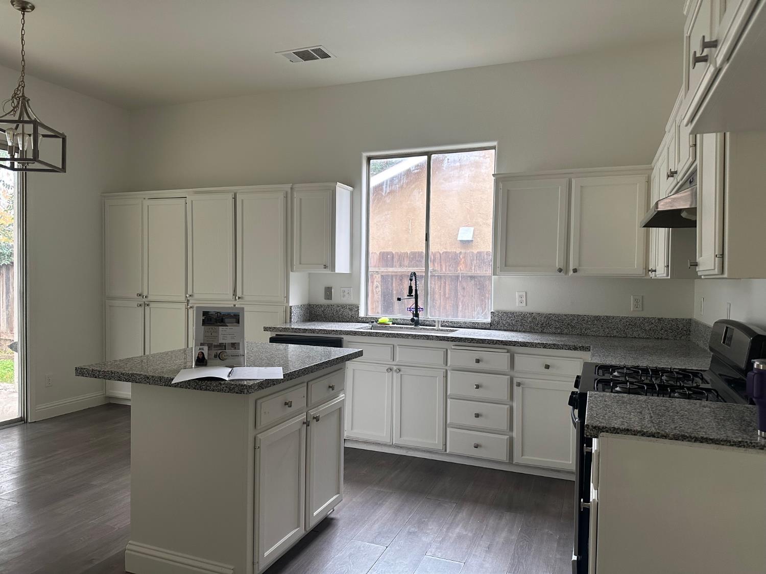 5260 E Wildflower Ln, Fresno, CA 93725