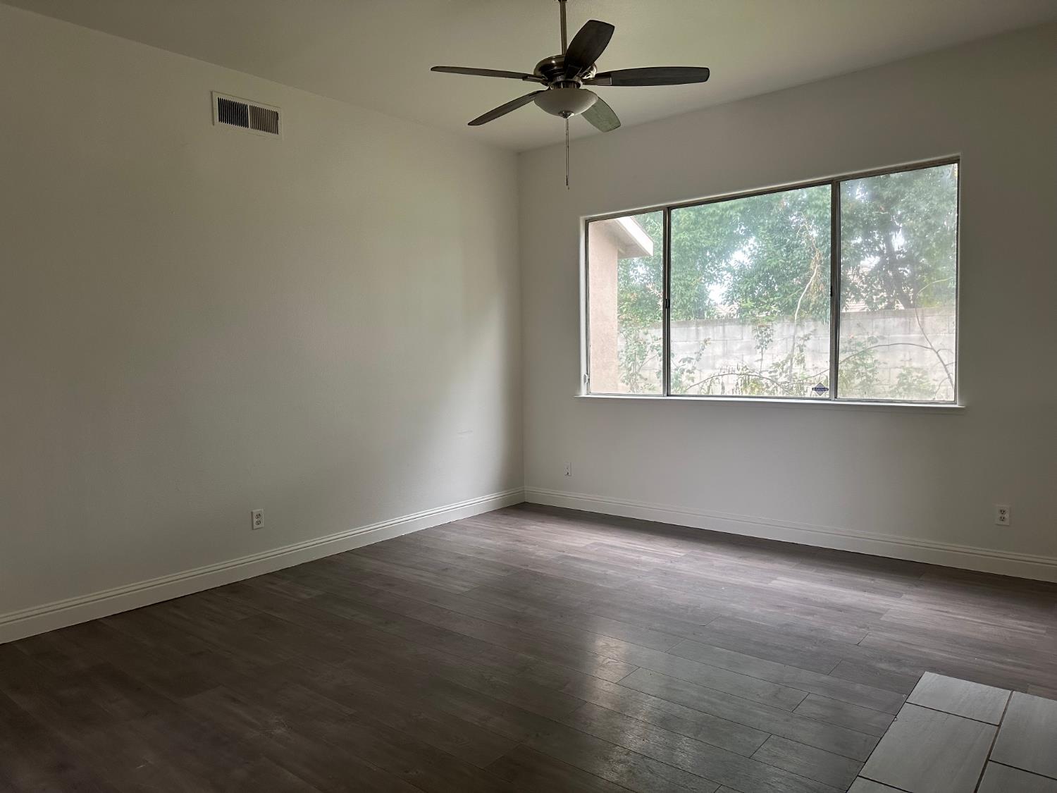 5260 E Wildflower Ln, Fresno, CA 93725