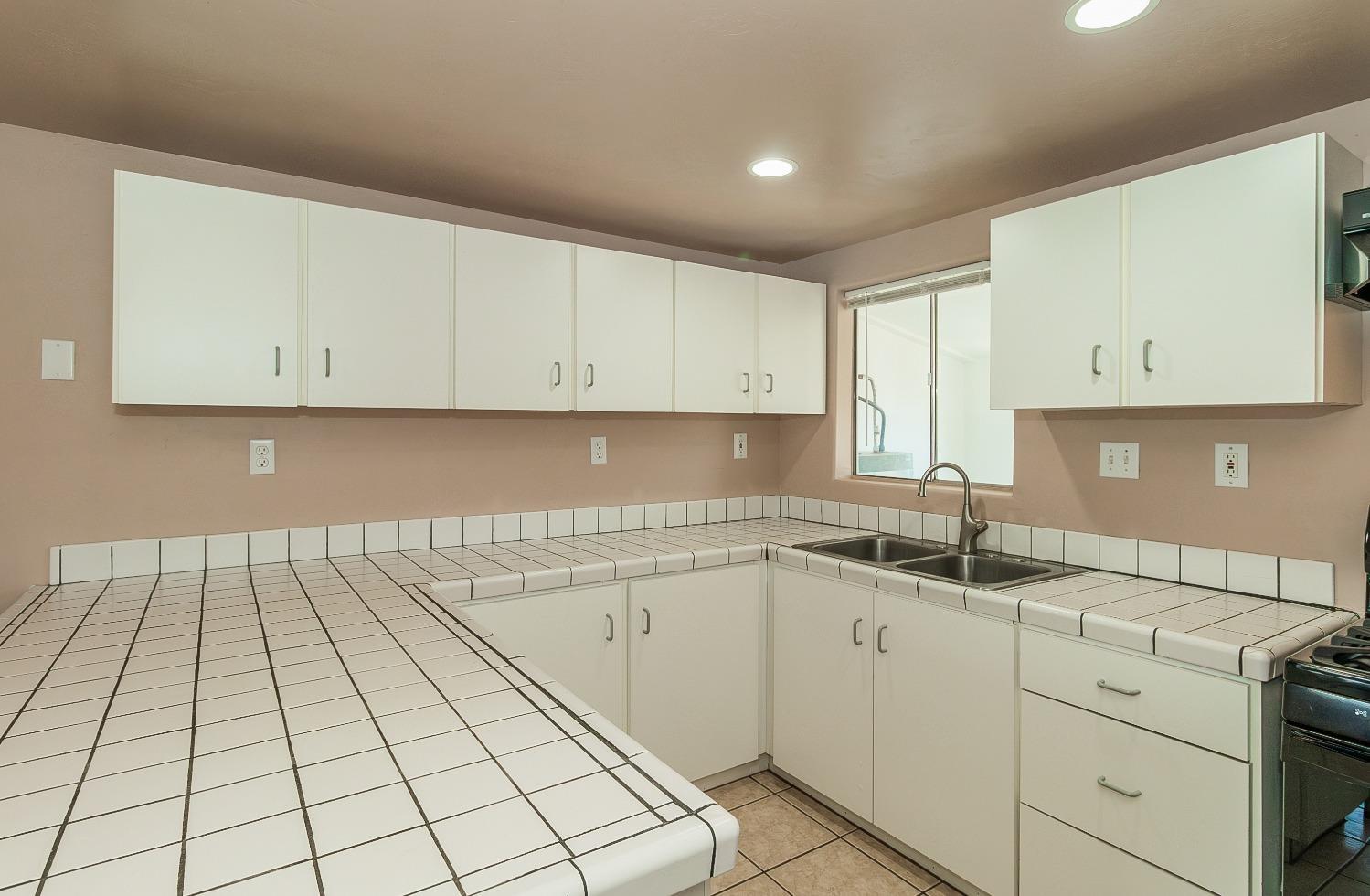 1498 Escalon Ave, Clovis, CA 93611