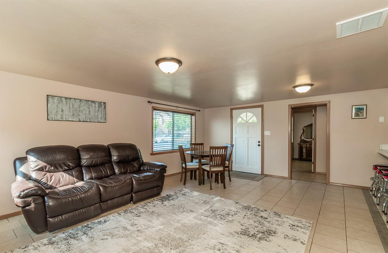 1498 Escalon Ave, Clovis, CA 93611