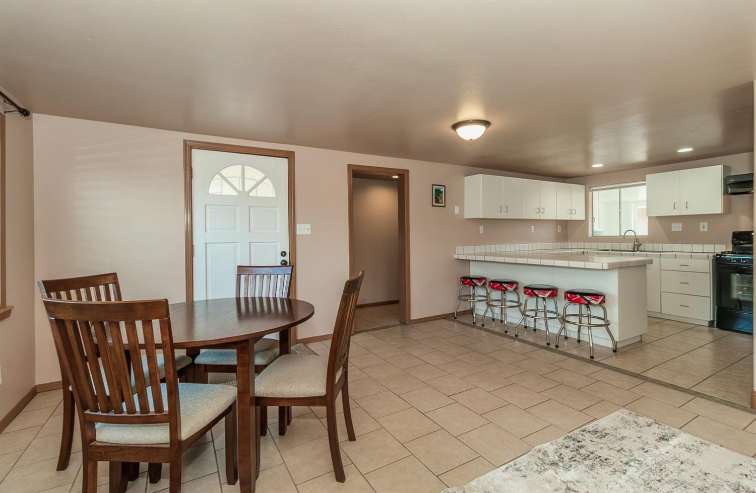 1498 Escalon Ave, Clovis, CA 93611