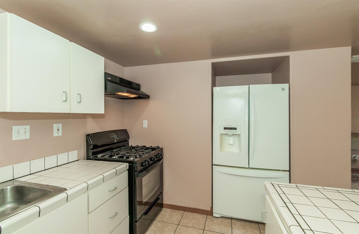 1498 Escalon Ave, Clovis, CA 93611