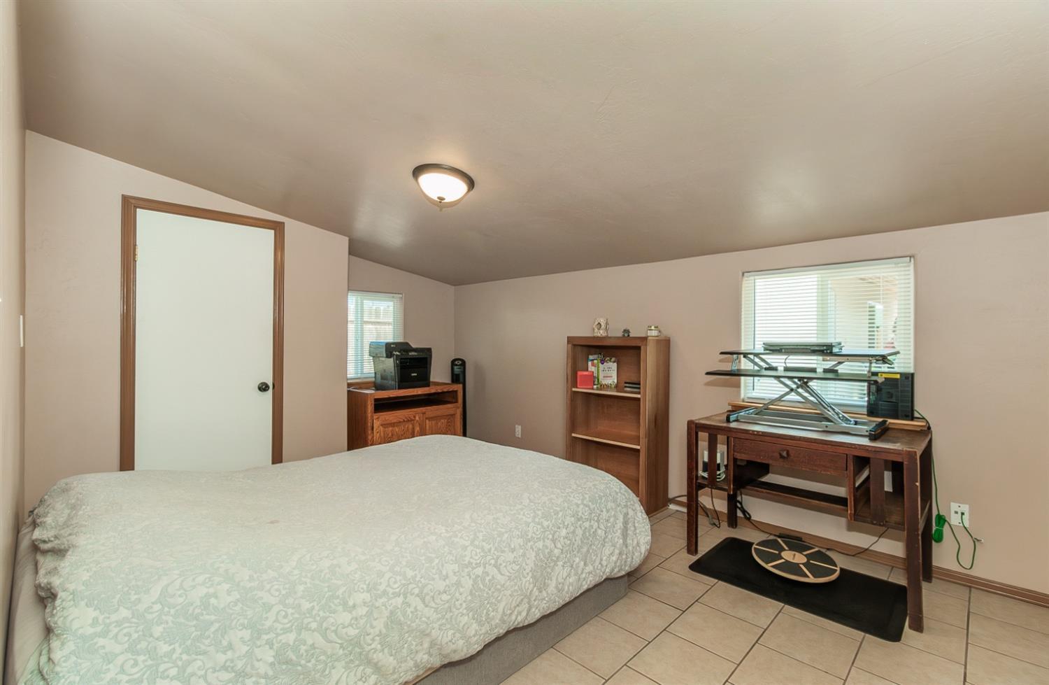 1498 Escalon Ave, Clovis, CA 93611